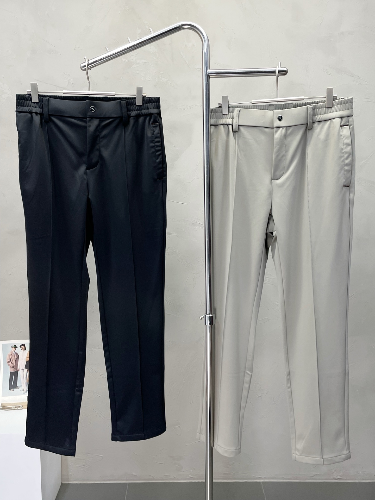 NO:538839,.ZEGNA exclusively offers new casual pants, high-end version!  Customized fabrics for counters are breathable and comfortable, with impeccable details, and the brand element design concept reflects high quality. The feel is delicate and soft!  It is casually cut, with a great upper body style!  Number of codes: M-3XL, zegna, alexander wang19860909.ZEGNA杰尼亚独家专供新款休闲裤 高端版本！专柜定制面料 透气舒适度高,细节无可挑剔,品牌元素设计理念,体现高品质.手感细腻柔软！呈现休闲裁剪,上身版型超赞！码数: M-3XL,,zegna,alexander wang,Men's clothing