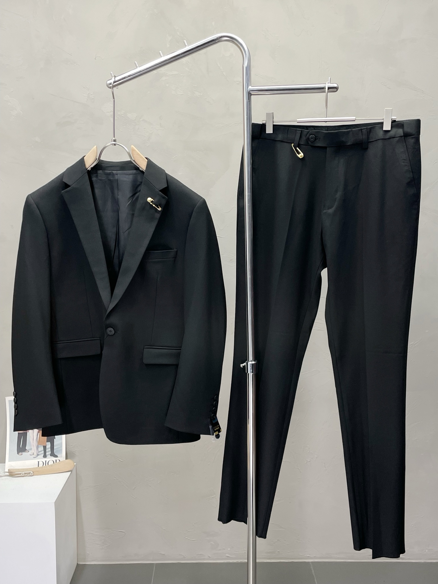 NO:539777,/Set.VERSACE Versace New Suit Set, Foreign Trade Company Order Simple and Casual Suit Jacket, exclusively for imported original polyester fiber fabric, breathable, soft and warm, strongly straight and drape, the whole piece of clothing is neat and smooth, all hardware accessories are top-grade accessories with logo, and it is obvious that it is high-end fabric. This fabric is fixed-woven. There is no good product from the outside through a regular manufacturer, without any picky place. This jacket is often worn and has strong practicality. Size M-4XL, versace, versace, jackets & coats, business suit, alexander wang19860909/套.VERSACE范思哲新款西服套装,外贸公司订单 简约休闲西装外套,独家专供进口原版聚酯纤维面料,透气柔软保暖性很强,笔挺垂感十足,整件衣服车工走线整齐平整,所有五金附料都是客供带logo顶级配件 一看就是高档的面料 这种面料都是定织的 外面根本就没有 正规大厂途径出来的好货,无任何有挑剔的地方 这样的一件外套属于常备常穿的,实用性很强.尺码M-4XL,,versace,versace,jackets & coats,business suit,alexander wang,Men's clothing