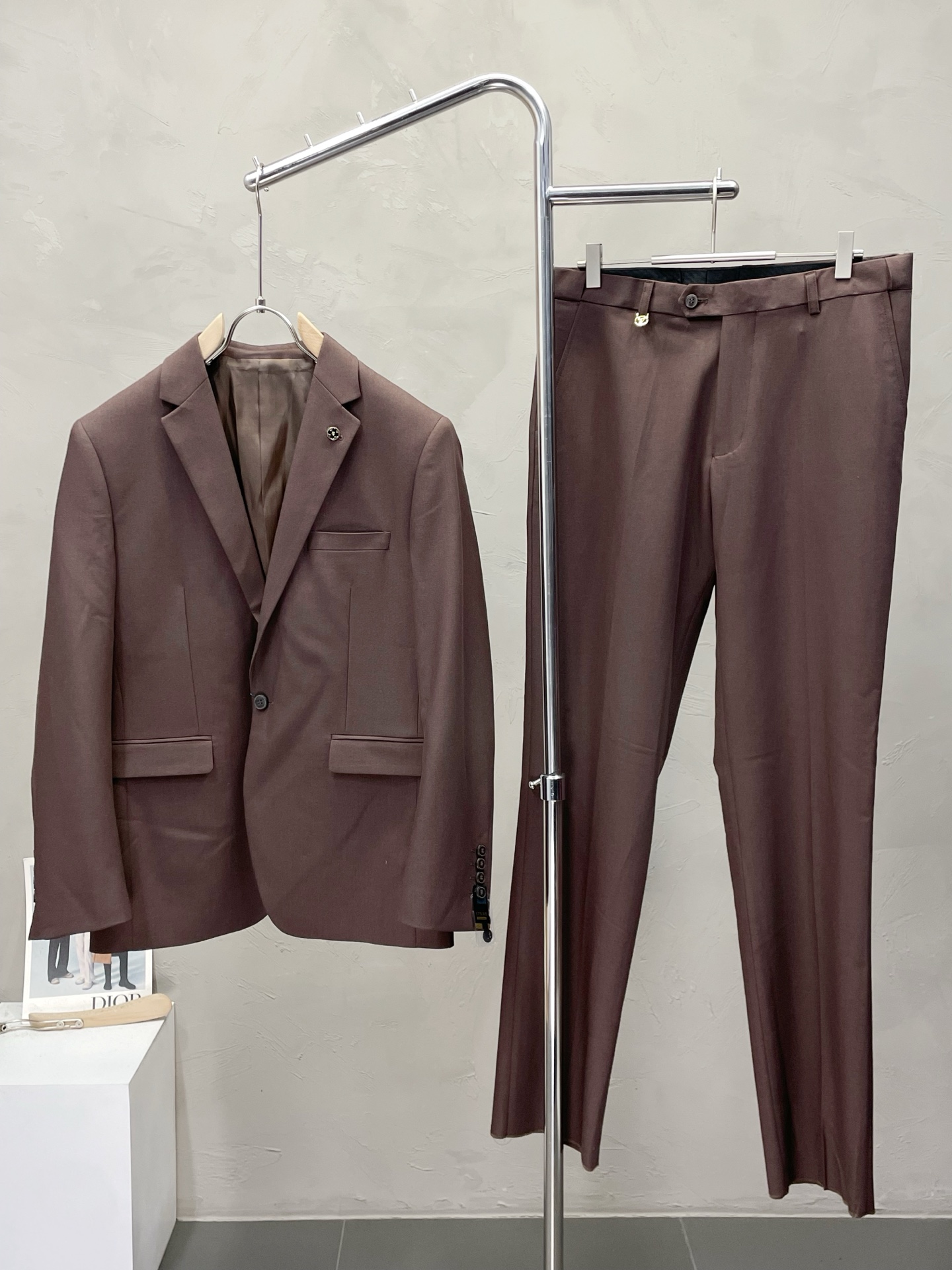 NO:538848,/Set.Louis Vuitton Louis Vuitton New Suit Set, Foreign Trade Company Order Simple and Casual Suit Jacket, exclusively for imported original polyester fiber fabric, breathable, soft and warm, strong straight and drape, the whole piece of clothing is neat and flat, all hardware accessories are customer-supplied top-grade accessories, and it is obvious that it is high-end fabric. This fabric is woven. There is no good product from the outside through a regular manufacturer, without any picky place. This jacket is often worn and has strong practicality. Size M-4XL,,louis vuitton,louis vuitton,jackets & coats,business suit,alexander wang19860909/套.Louis Vuitton路易威登新款西服套装,外贸公司订单 简约休闲西装外套,独家专供进口原版聚酯纤维面料,透气柔软保暖性很强,笔挺垂感十足,整件衣服车工走线整齐平整,所有五金附料都是客供带logo顶级配件 一看就是高档的面料 这种面料都是定织的 外面根本就没有 正规大厂途径出来的好货,无任何有挑剔的地方 这样的一件外套属于常备常穿的,实用性很强.尺码M-4XL,,louis vuitton,louis vuitton,jackets & coats,business suit,alexander wang,Men's clothing