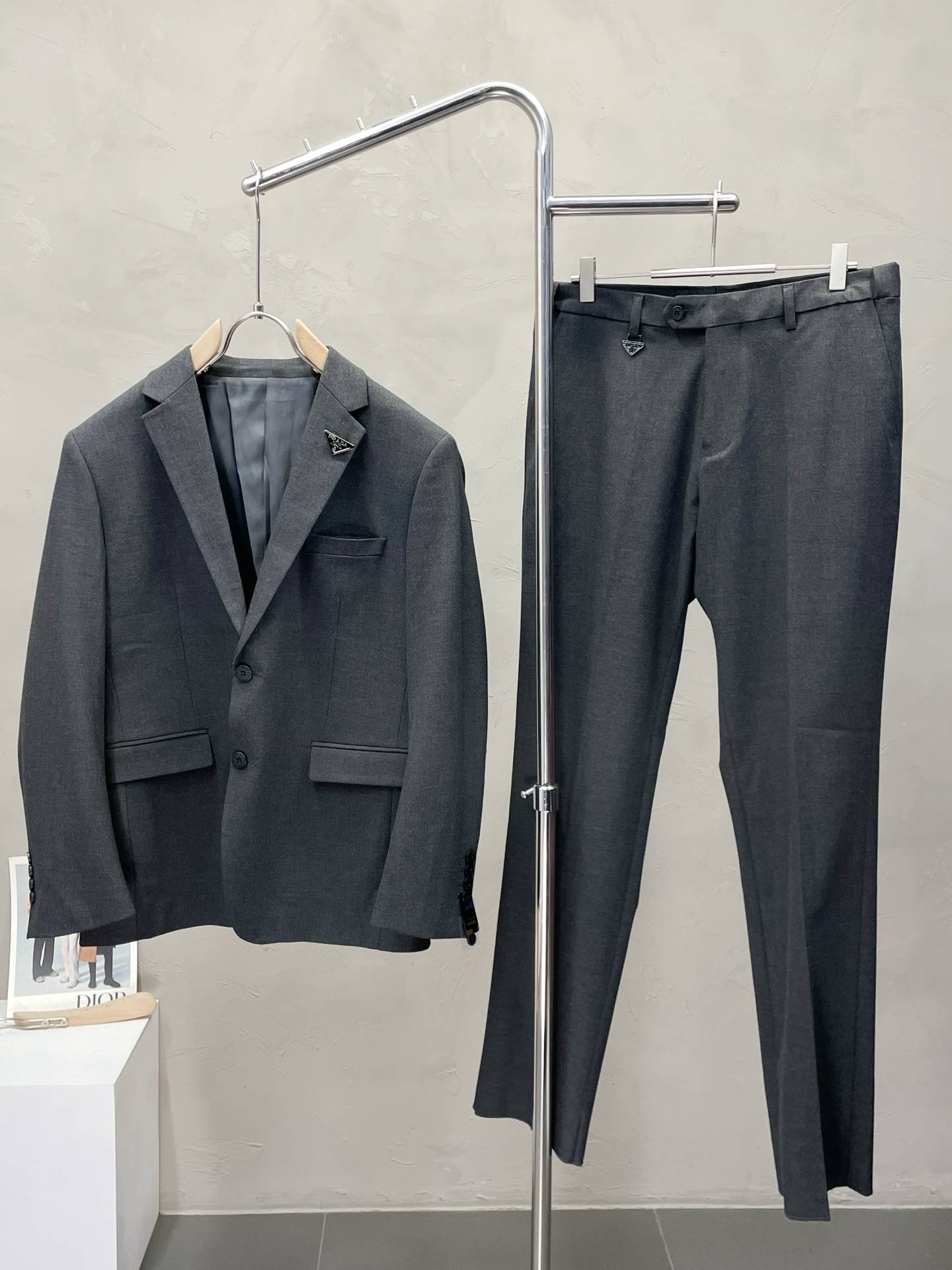 NO:538850,/Set.Prada Prada new suit suit, foreign trade company order Simple casual suit jacket, exclusively for imported original polyester fiber fabric, breathable, soft and warm, strong straight and drape, the whole piece of clothing is neat and flat, all hardware accessories are customer-supplied top-grade accessories, and it is obvious that it is high-end fabric. This fabric is fixed-woven. There is no good product from the outside, and there is no picky place to go. This jacket is often worn and has strong practicality. Size M-4XL,,prada,prada,jackets & coats,business suit,alexander wang19860909/套.Prada普拉达新款西服套装,外贸公司订单 简约休闲西装外套,独家专供进口原版聚酯纤维面料,透气柔软保暖性很强,笔挺垂感十足,整件衣服车工走线整齐平整,所有五金附料都是客供带logo顶级配件 一看就是高档的面料 这种面料都是定织的 外面根本就没有 正规大厂途径出来的好货,无任何有挑剔的地方 这样的一件外套属于常备常穿的,实用性很强.尺码M-4XL,,prada,prada,jackets & coats,business suit,alexander wang,Men's clothing