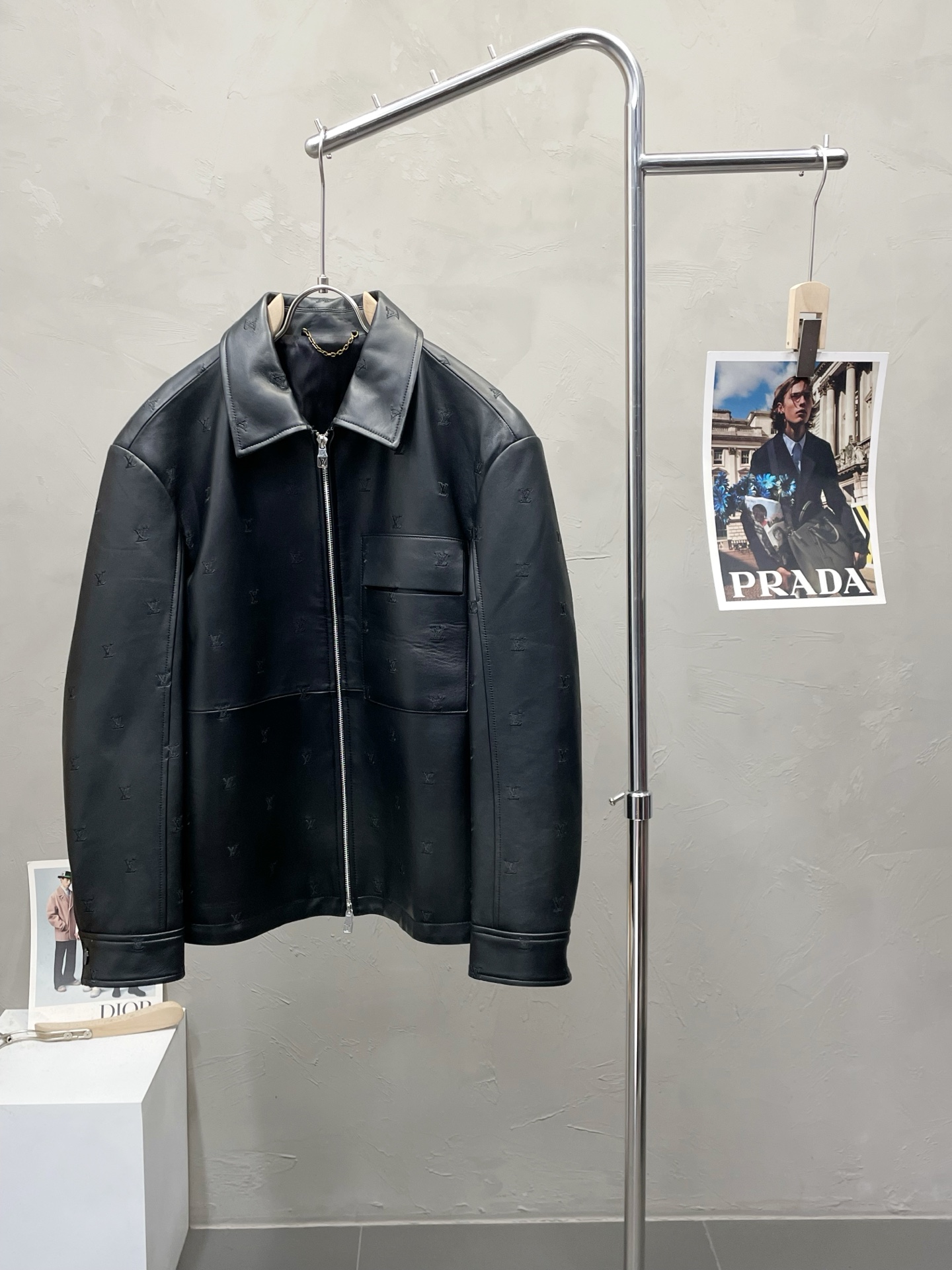 NO:538867,.Leather Jacket - Louis Vuitton exclusively offers the latest leather jackets, jacquard embroidered leather jackets, classic design and beautiful leather jackets, imported leather imported fabrics, quality is even more unscrupulous, and high-end products that cannot be criticized and cannot be missed! Through the detailed pictures, you can feel its powerful aura, and the effect of gathering and keeping warm is significant. There is no need to worry about the chill at all! It is both fashionable and functional, and the whole style looks more luxurious and elegant! Size M-3XL, louis vuitton,louis vuitton,jackets & coats,jackets & coats,leather jacket,alexander wang19860909.皮衣- Louis Vuitton路易威登独家专供最新皮夹克外套 提花刺绣满花皮衣 经典设计与颜值爆棚的皮衣 进口皮进口面料 品质更是无法挑剔品控可以直接入手,不容过错的高端臻品！通过细节图片便可感受到它强悍的气场,聚温保暖效果显著,完全不用担心会有一点寒意！时尚与功能性兼备,整款显得更加的奢华大气！ 尺码M-3XL,,louis vuitton,louis vuitton,jackets & coats,jackets & coats,leather jacket,alexander wang,Men's clothing