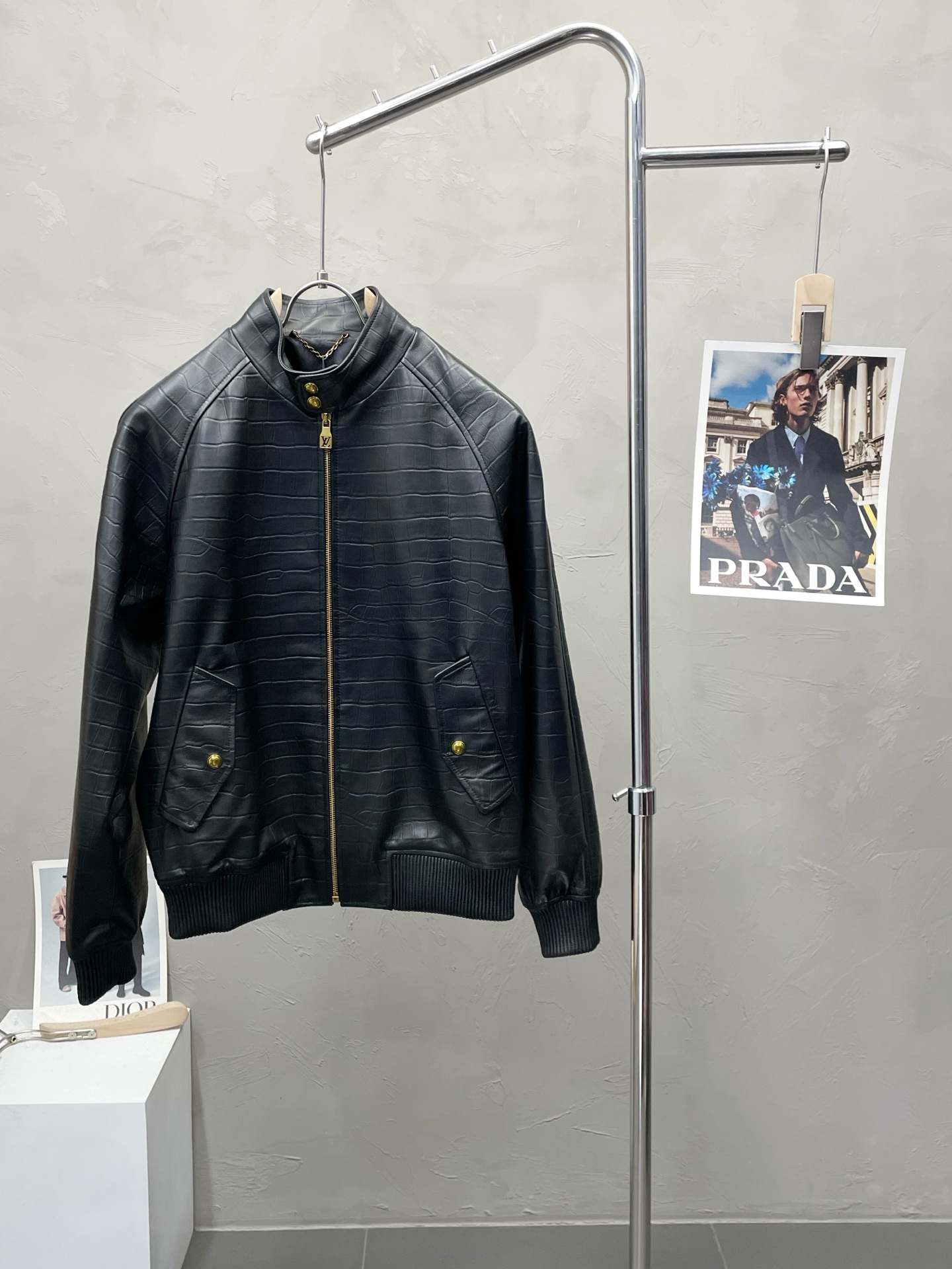 NO:538870,.Leather Jacket - Louis Vuitton & Nigo co-branded model exclusively for the latest leather jacket, Crocodile Harrington Zip Long Sleeve Leather Jacket, Classic Design and Extremely Beautiful Leather Jacket, Imported Leather Imported Fabric, Quality, Quality Control, You Can Get It, You Can't Get It, High-end Products That Can't Be Faulted! Through the detailed pictures, you can feel its powerful aura, and the warm-concentration effect is significant, so you don’t have to worry about the chill at all! It is both fashionable and functional, and the whole style looks more luxurious and elegant! Size M-3XL, louis vuitton,louis vuitton,jackets & coats,jackets & coats,leather jacket,alexander wang19860909.皮衣- Louis Vuitton路易威登&Nigo联名款独家专供最新皮夹克外套 鳄鱼哈灵顿拉链长袖皮衣 经典设计与颜值爆棚的皮衣 进口皮进口面料 品质更是无法挑剔品控可以直接入手,不容过错的高端臻品！通过细节图片便可感受到它强悍的气场,聚温保暖效果显著,完全不用担心会有一点寒意！时尚与功能性兼备,整款显得更加的奢华大气！ 尺码M-3XL,,louis vuitton,louis vuitton,jackets & coats,jackets & coats,leather jacket,alexander wang,Men's clothing