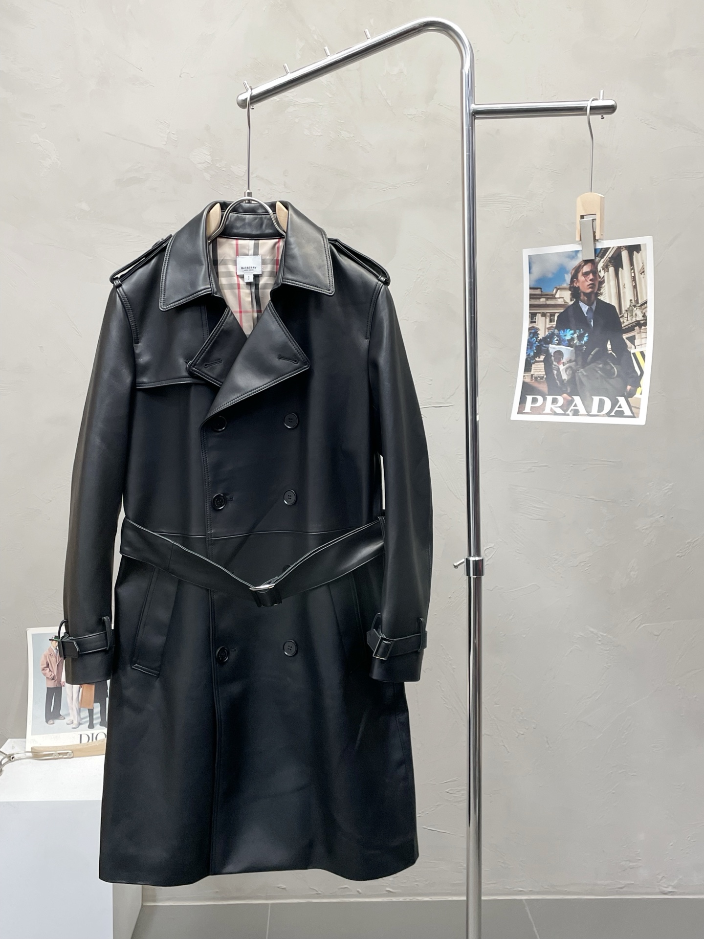 NO:540861,.Leather Jacket - BURBERRY exclusively offers the latest leather jackets, solid color double-breasted leather jackets, classic designs and beautiful leather jackets, imported leather imported fabrics, quality is even more unscrupulous, and high-end products that cannot be criticized for quality control. Through the detailed pictures, you can feel its powerful aura, and the effect of gathering and keeping warm is significant. There is no need to worry about the chill at all! It is both fashionable and functional, and the whole style looks more luxurious and elegant! Size M-3XL, burberry, burberry, jackets & coats, jackets & coats, leather jacket, alexander wang19860909.皮衣- BURBERRY巴宝莉独家专供最新皮夹克外套 纯色双排扣皮衣 经典设计与颜值爆棚的皮衣 进口皮进口面料 品质更是无法挑剔品控可以直接入手,不容过错的高端臻品！通过细节图片便可感受到它强悍的气场,聚温保暖效果显著,完全不用担心会有一点寒意！时尚与功能性兼备,整款显得更加的奢华大气！ 尺码M-3XL,,burberry,burberry,jackets & coats,jackets & coats,leather jacket,alexander wang,Men's clothing