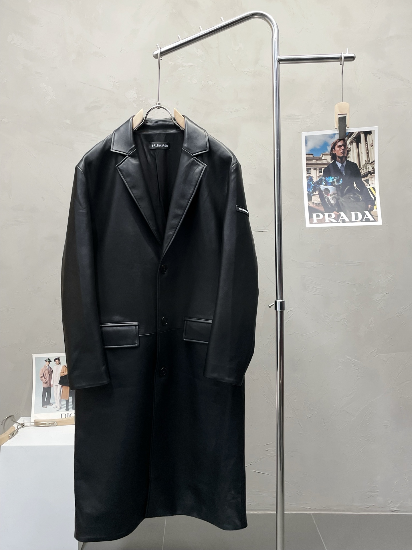 NO:540858,.Leather Jacket - BALENCIAGA exclusively offers the latest leather jackets, solid color single-breasted leather jackets, classic design and beautiful leather jackets, imported leather imported fabrics, quality is even more unscrupulous, high-end products that cannot be criticized, and cannot be missed! Through the detailed pictures, you can feel its powerful aura, and the warm-concentration effect is significant, so you don’t have to worry about the chill at all! It is both fashionable and functional, and the whole style looks more luxurious and elegant! Size M-3XL, balenciaga,balenciaga,jackets & coats,jackets & coats,leather jacket,alexander wang19860909.皮衣- BALENCIAGA巴黎世家独家专供最新皮夹克外套 纯色单排扣皮衣 经典设计与颜值爆棚的皮衣 进口皮进口面料 品质更是无法挑剔品控可以直接入手,不容过错的高端臻品！通过细节图片便可感受到它强悍的气场,聚温保暖效果显著,完全不用担心会有一点寒意！时尚与功能性兼备,整款显得更加的奢华大气！ 尺码M-3XL,,balenciaga,balenciaga,jackets & coats,jackets & coats,leather jacket,alexander wang,Men's clothing