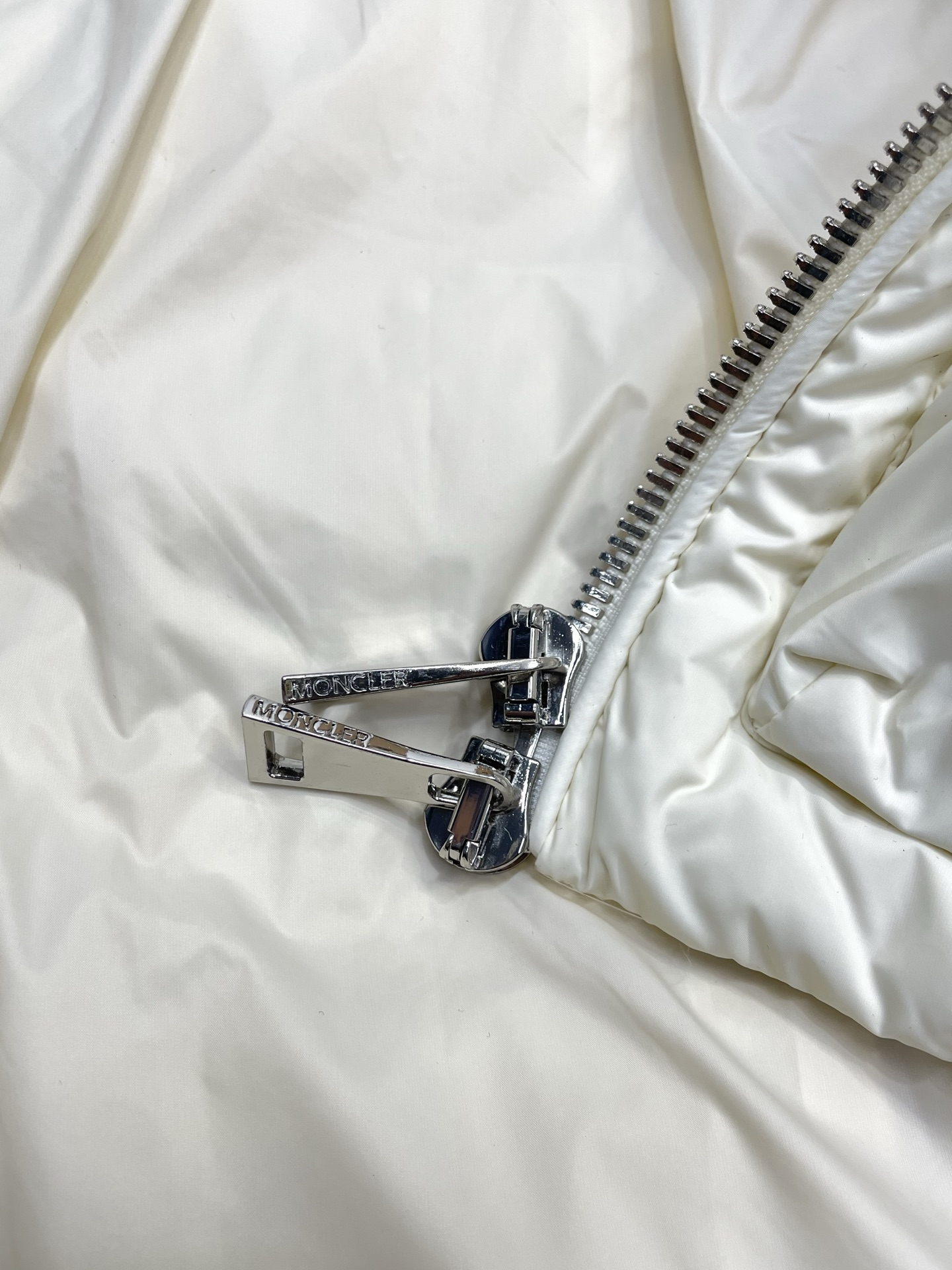 。羽绒服-Moncler蒙口💥独家专供新款高领羽绒服。贸易公司渠道稀出，降温天气必备的保暖单品，不论是日