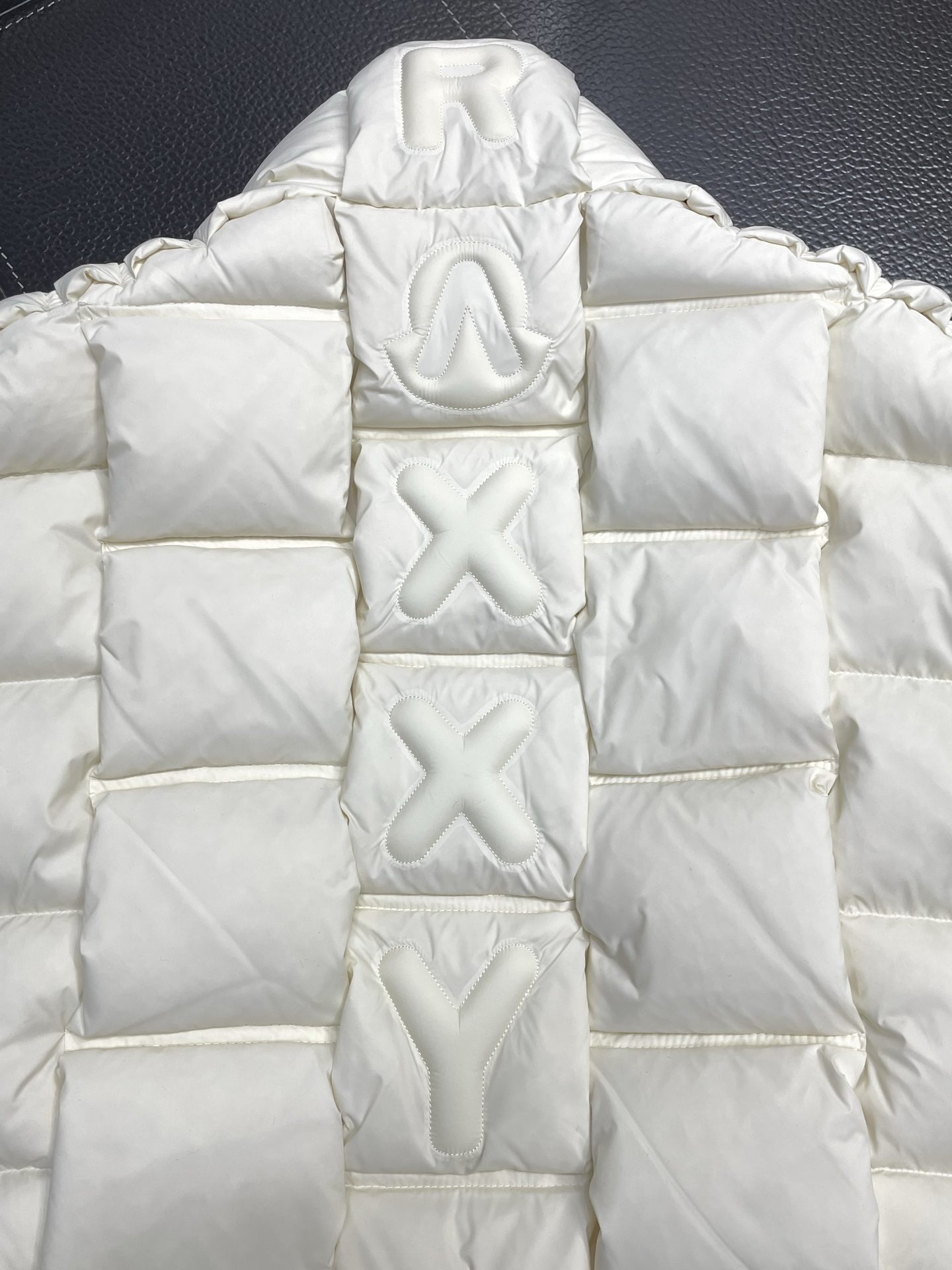 。羽绒服-Moncler蒙口💥独家专供新款高领羽绒服。贸易公司渠道稀出，降温天气必备的保暖单品，不论是日