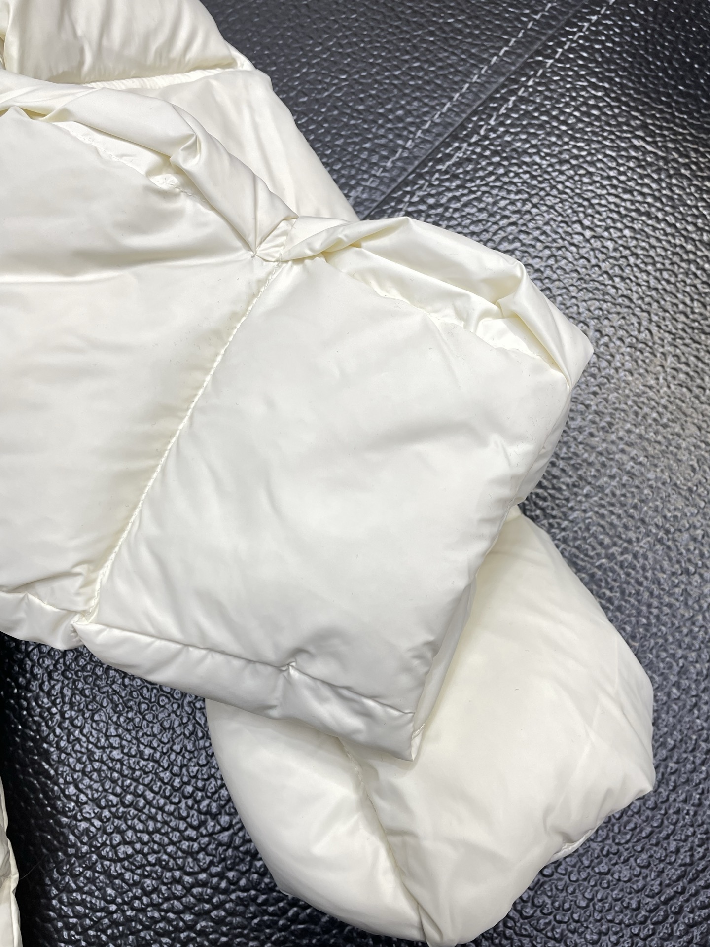 。羽绒服-Moncler蒙口💥独家专供新款高领羽绒服。贸易公司渠道稀出，降温天气必备的保暖单品，不论是日