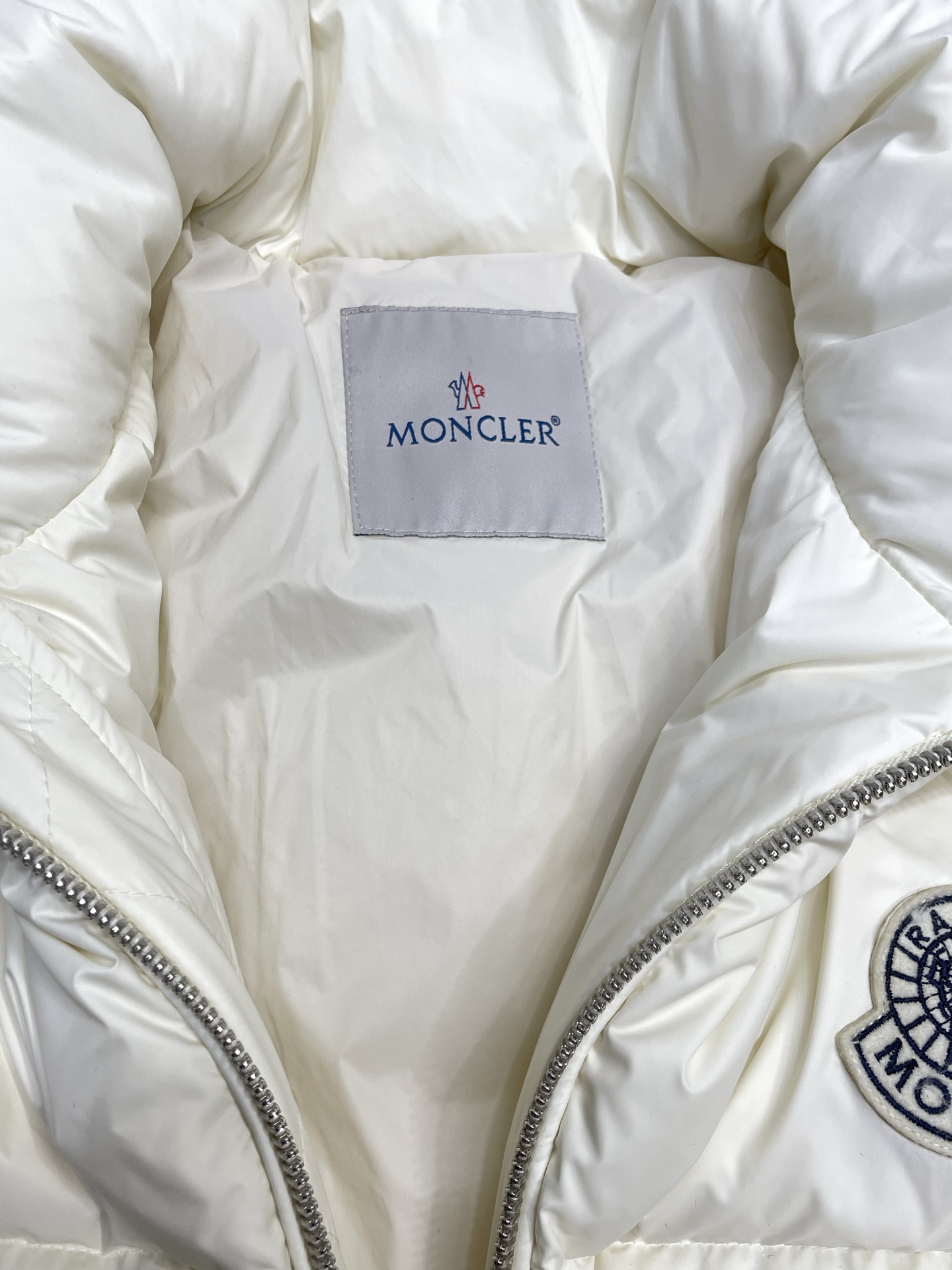 。羽绒服-Moncler蒙口💥独家专供新款高领羽绒服。贸易公司渠道稀出，降温天气必备的保暖单品，不论是日