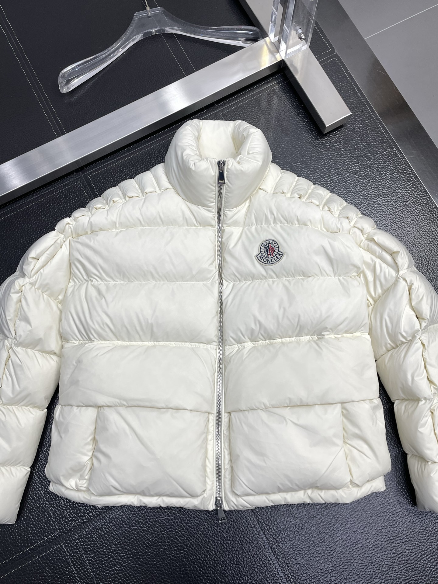 。羽绒服-Moncler蒙口💥独家专供新款高领羽绒服。贸易公司渠道稀出，降温天气必备的保暖单品，不论是日