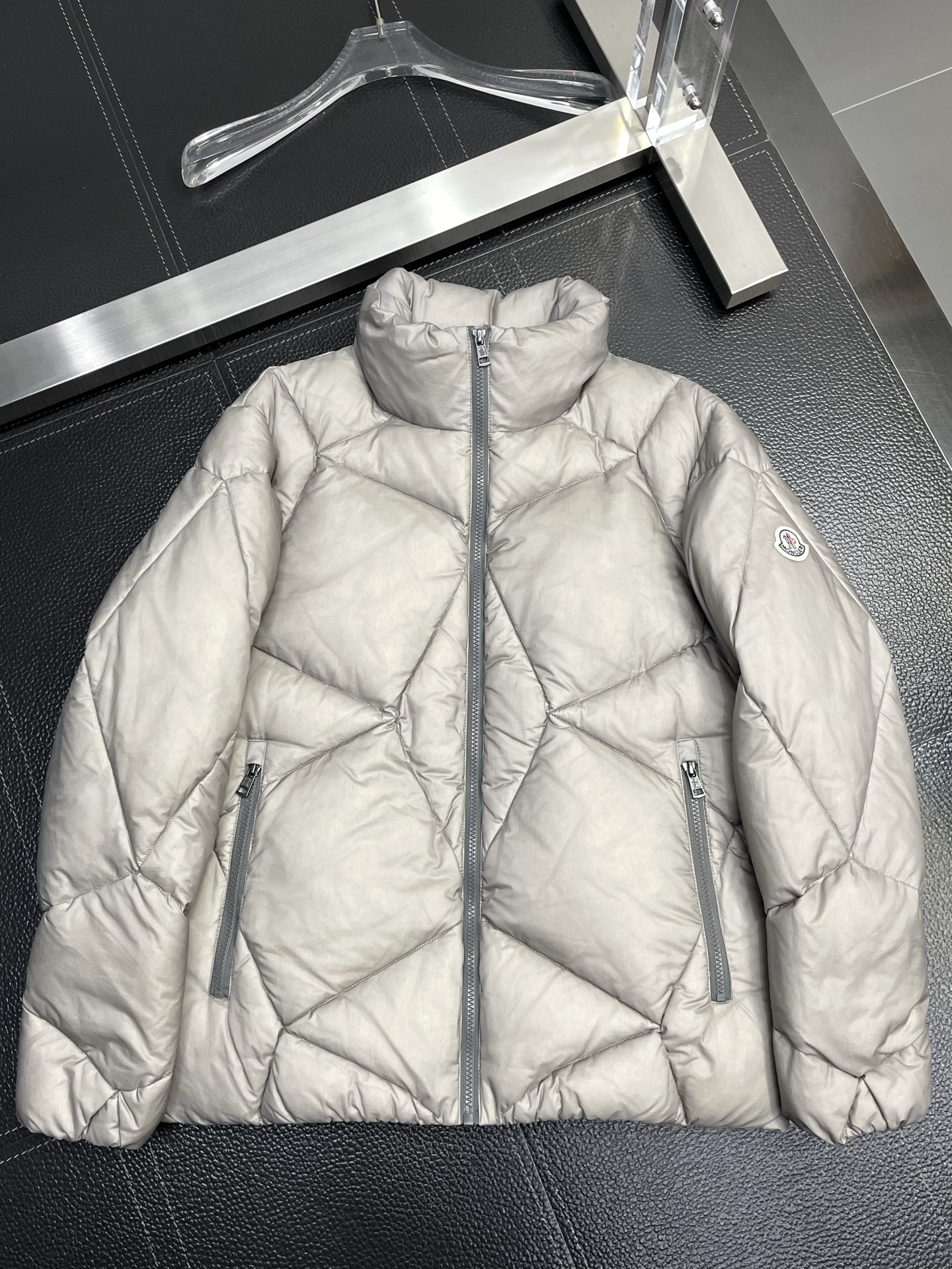 。羽绒服-Moncler蒙口💥独家专供新款高领羽绒服。贸易公司渠道稀出，降温天气必备的保暖单品，不论是日