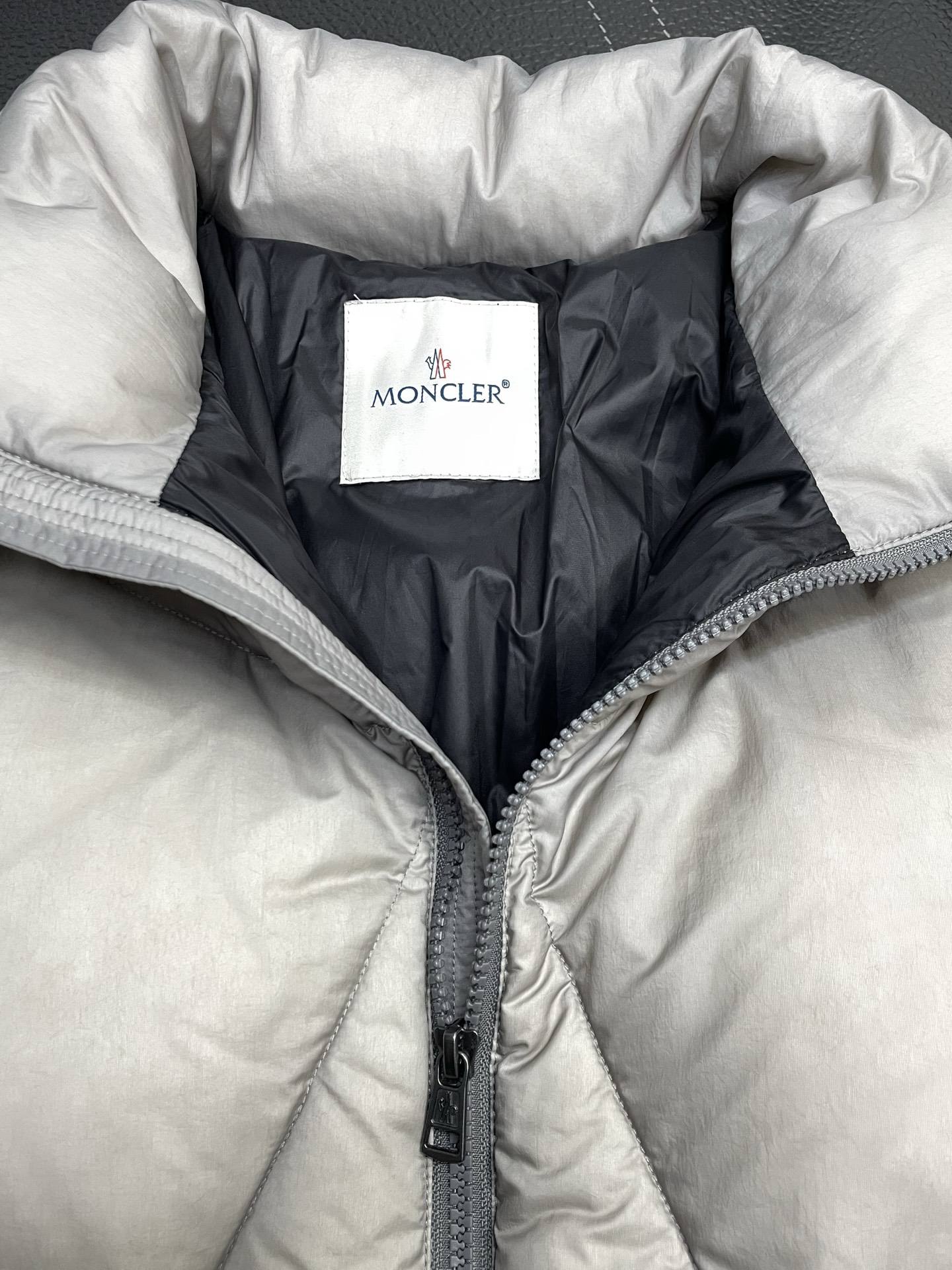 。羽绒服-Moncler蒙口💥独家专供新款高领羽绒服。贸易公司渠道稀出，降温天气必备的保暖单品，不论是日