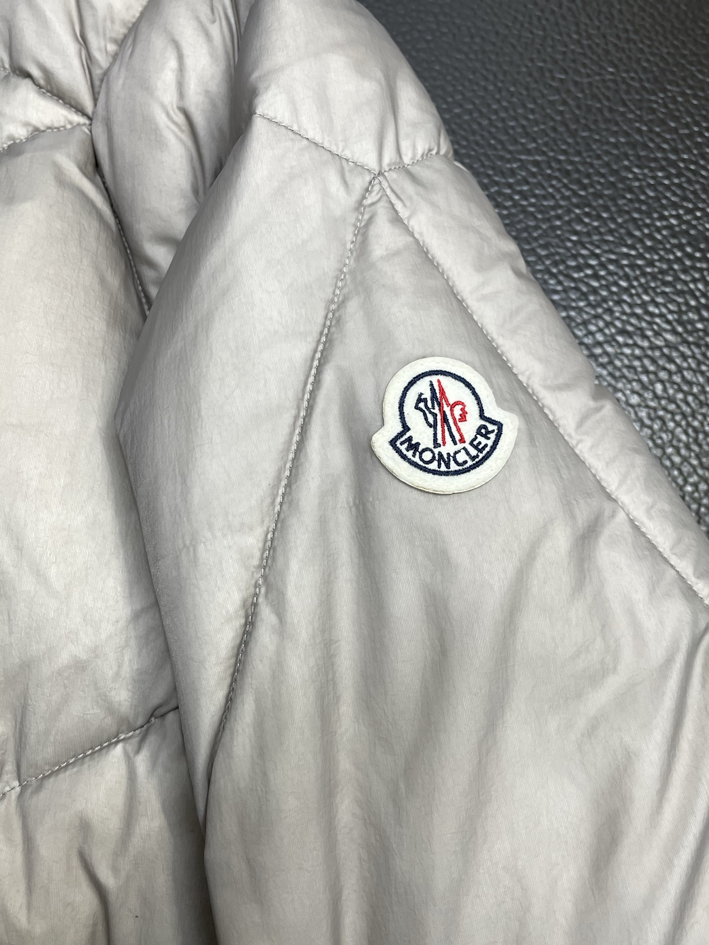 。羽绒服-Moncler蒙口💥独家专供新款高领羽绒服。贸易公司渠道稀出，降温天气必备的保暖单品，不论是日