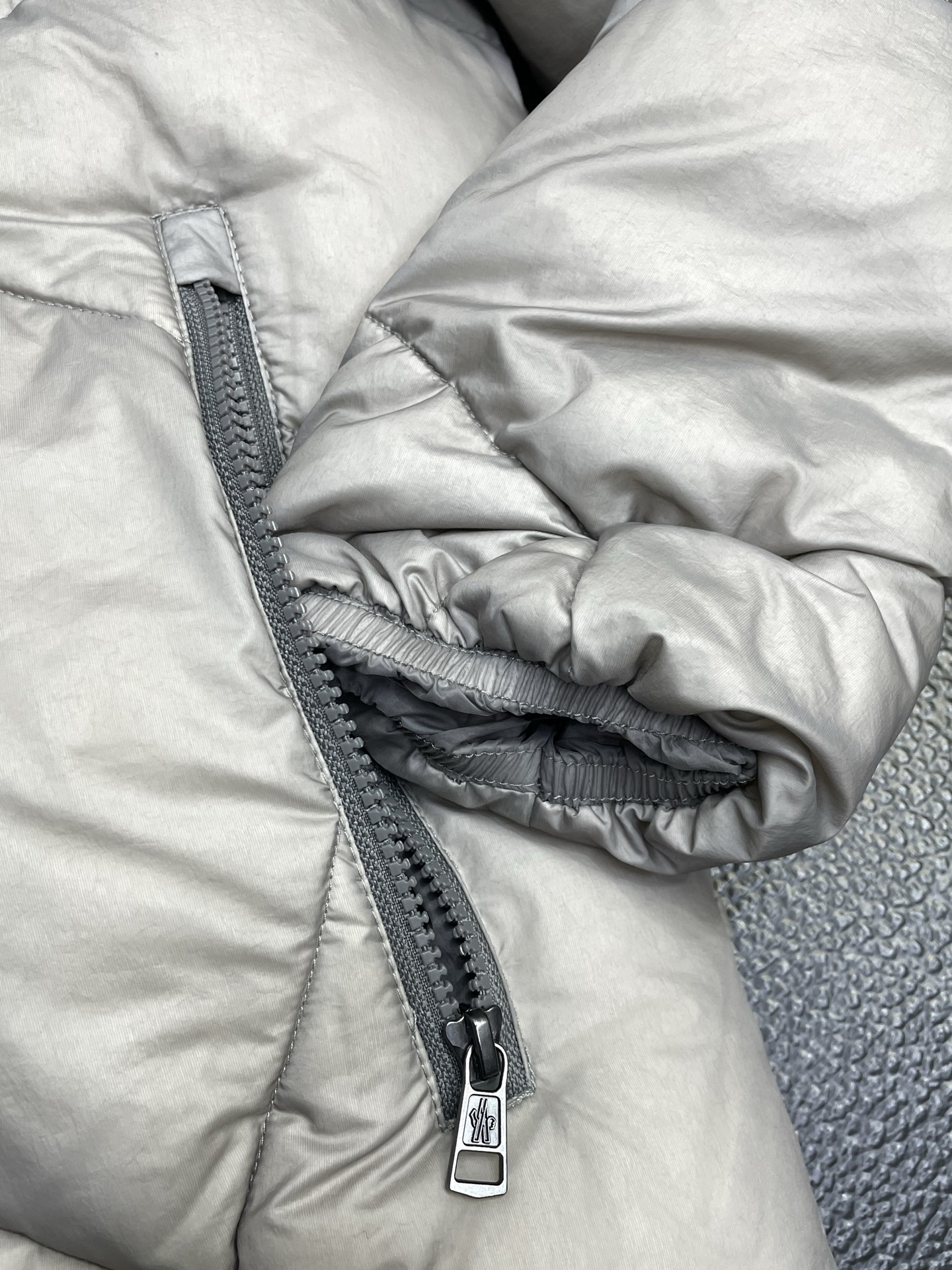 。羽绒服-Moncler蒙口💥独家专供新款高领羽绒服。贸易公司渠道稀出，降温天气必备的保暖单品，不论是日