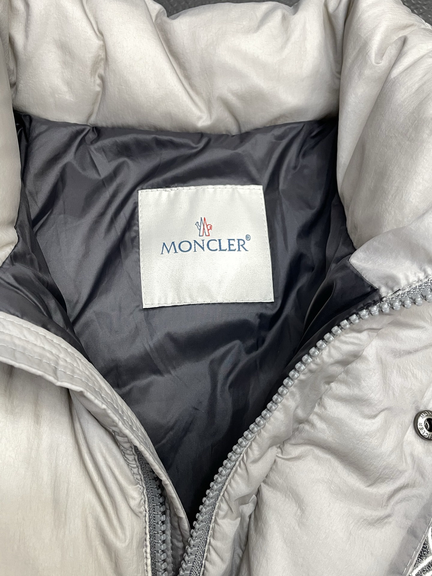 。羽绒服-Moncler蒙口💥独家专供新款高领羽绒服。贸易公司渠道稀出，降温天气必备的保暖单品，不论是日