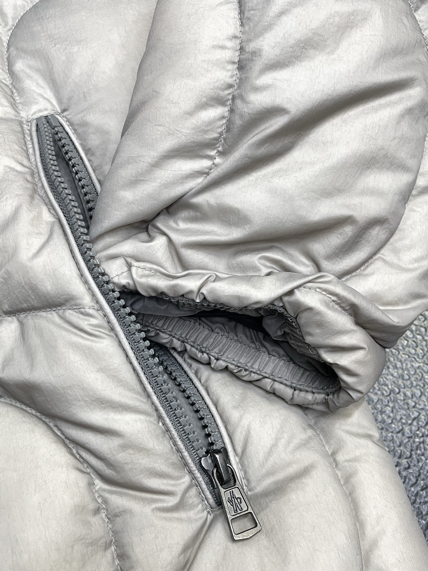 。羽绒服-Moncler蒙口💥独家专供新款高领羽绒服。贸易公司渠道稀出，降温天气必备的保暖单品，不论是日