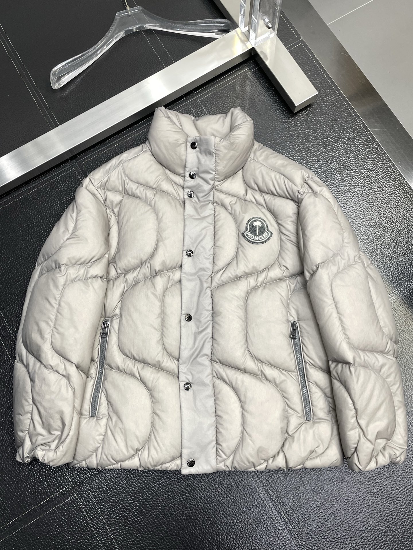 。羽绒服-Moncler蒙口💥独家专供新款高领羽绒服。贸易公司渠道稀出，降温天气必备的保暖单品，不论是日