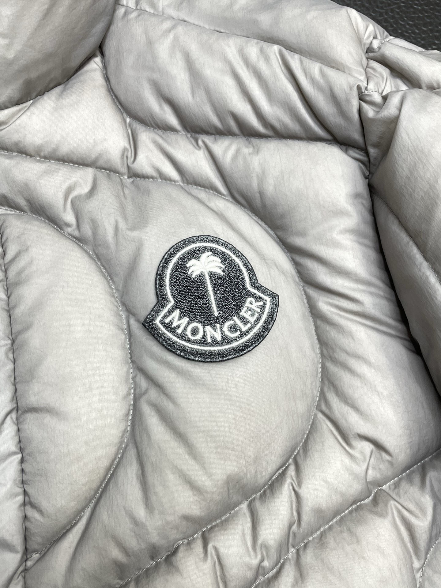 。羽绒服-Moncler蒙口💥独家专供新款高领羽绒服。贸易公司渠道稀出，降温天气必备的保暖单品，不论是日