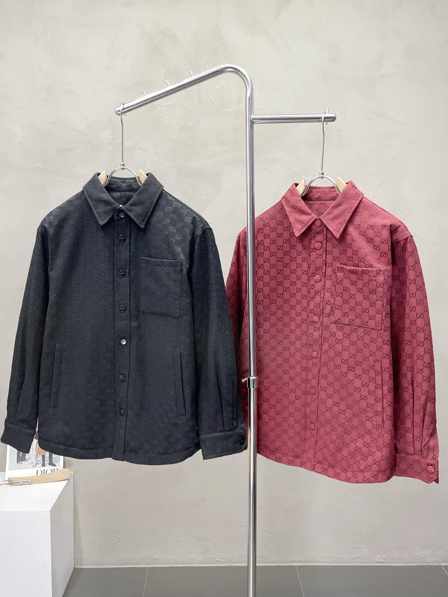 NO:540837,.Down Jacket - Gucci exclusively supplies new lapel down jackets. Jacquard logo full of down jackets. Trading companies have a wide range of channels, and the warmth items must be worn in cooling weather, whether in daily life or outdoor sports. They are wear-resistant, scratch-proof and easy to manage. The inner is equipped with high-quality white goose down filling, which is matched with large square quilting technology to create a fluffy and full overall effect, taking into account the strong warm-proof and warm-locking effect, so that you don’t fear the cold outdoor weather in autumn and winter! Size M-3XL, gucci, gucci, jackets & coats, down jacket, alexander wang19860909.羽绒服- Gucci古驰独家专供新款翻领羽绒服.提花logo满印羽绒夹克.贸易公司渠道稀出,降温天气必备的保暖单品,不论是日常还是户外运动都能穿.耐磨防刮易打理.内里配置优质白鹅绒埴充,在搭配大方格绗缝工艺,打造蓬松饱满的整体效果,兼顾强悍的保暖锁温效果,让你无惧秋冬季寒冷的户外天气! 尺码M-3XL,,gucci,gucci,jackets & coats,down jacket,alexander wang,Men's clothing