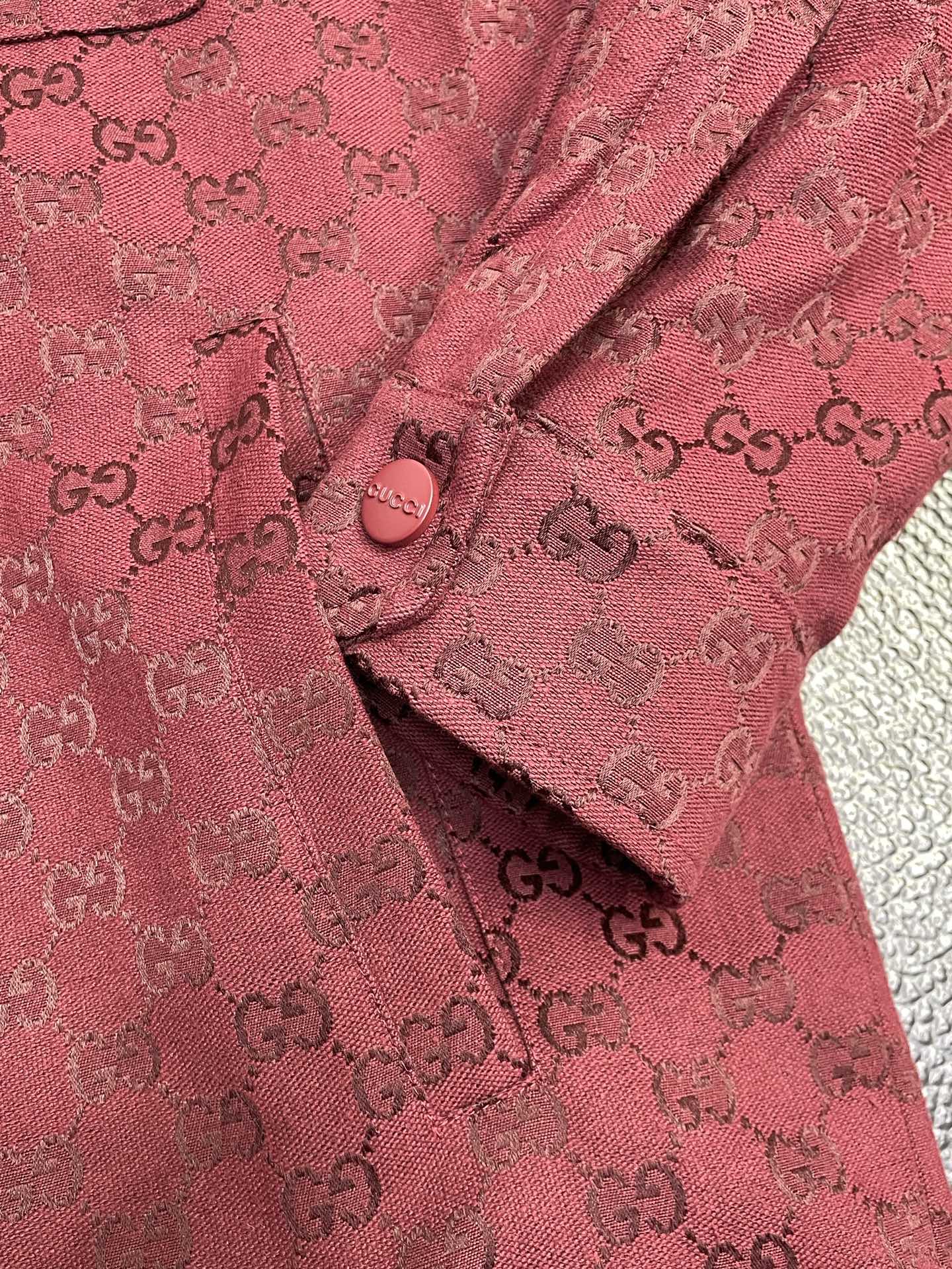 。羽绒服- Gucci古驰💥独家专供新款翻领羽绒服。提花logo满印羽绒夹克。贸易公司渠道稀出，降温天气