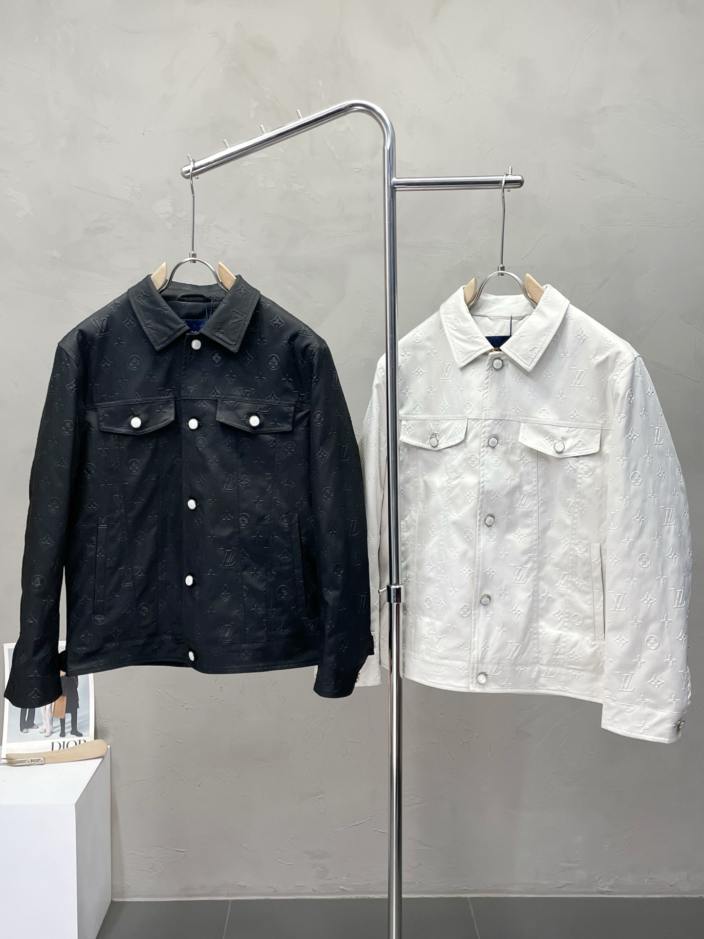 NO:539766,.Down jacket - Louis Vuitton exclusively offers new lapel down jackets. Jacquard logo full of down jackets. Trading companies have a variety of channels, and the warmth items must be worn in daily life and outdoor sports. They are wear-resistant, scratch-proof and easy to manage. The inner is equipped with high-quality white goose down filling, which is matched with large square quilt quilting technology to create a fluffy and full overall effect, taking into account the strong warm-proof and warm-locking effect, so that you don’t fear the cold outdoor weather in autumn and winter! Size M-3XL,,louis vuitton,louis vuitton,jackets & coats,down jacket,alexander wang19860909.羽绒服- Louis Vuitton路易威登独家专供新款翻领羽绒服.提花logo满印羽绒夹克.贸易公司渠道稀出,降温天气必备的保暖单品,不论是日常还是户外运动都能穿.耐磨防刮易打理.内里配置优质白鹅绒埴充,在搭配大方格绗缝工艺,打造蓬松饱满的整体效果,兼顾强悍的保暖锁温效果,让你无惧秋冬季寒冷的户外天气! 尺码M-3XL,,louis vuitton,louis vuitton,jackets & coats,down jacket,alexander wang,Men's clothing