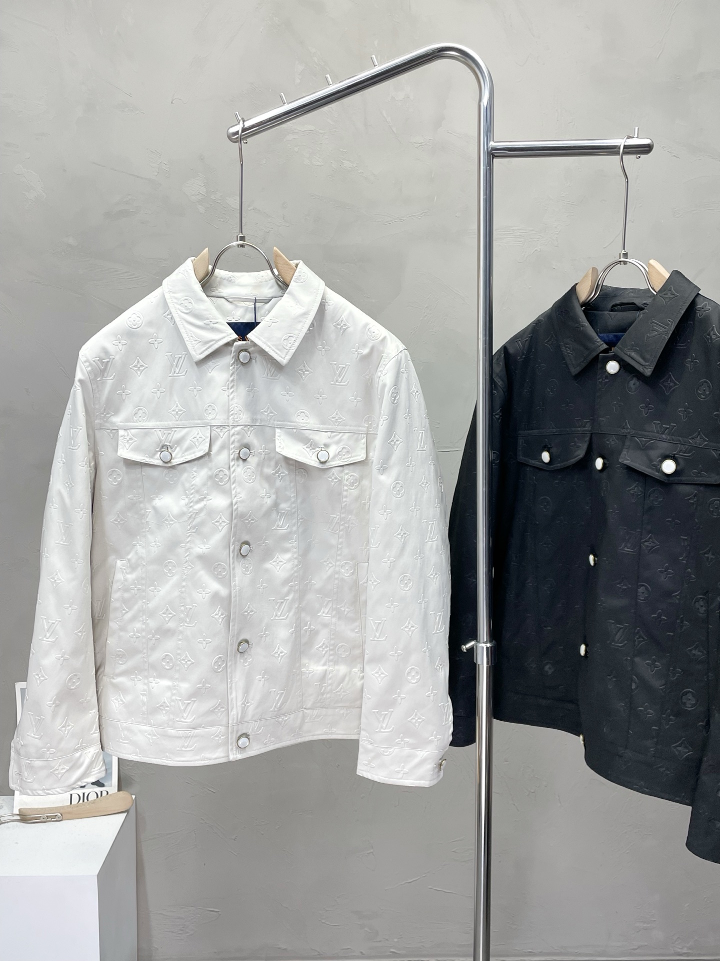 。羽绒服- Louis Vuitton路易威登💥独家专供新款翻领羽绒服。提花logo满印羽绒夹克。贸易公