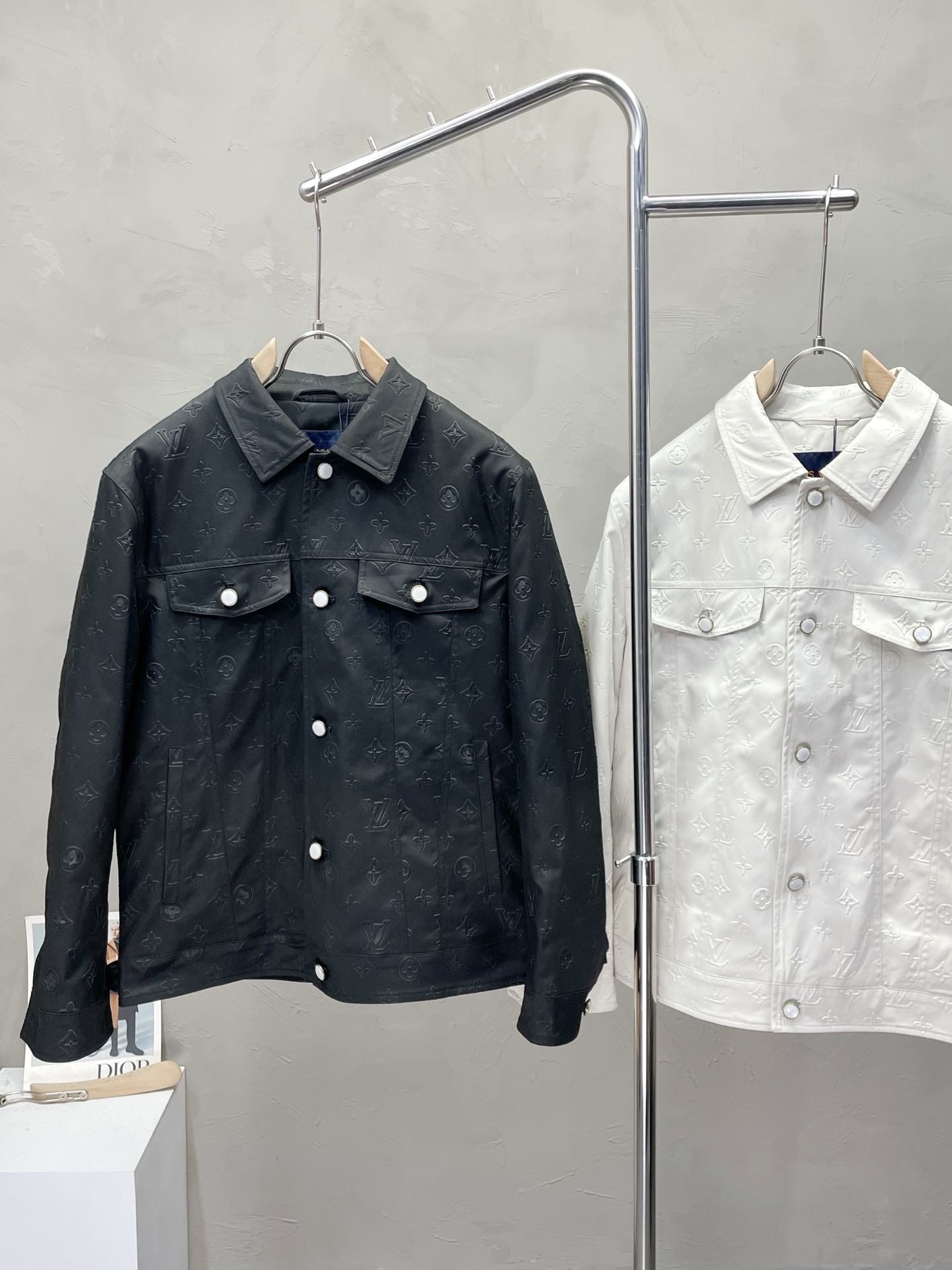 。羽绒服- Louis Vuitton路易威登💥独家专供新款翻领羽绒服。提花logo满印羽绒夹克。贸易公