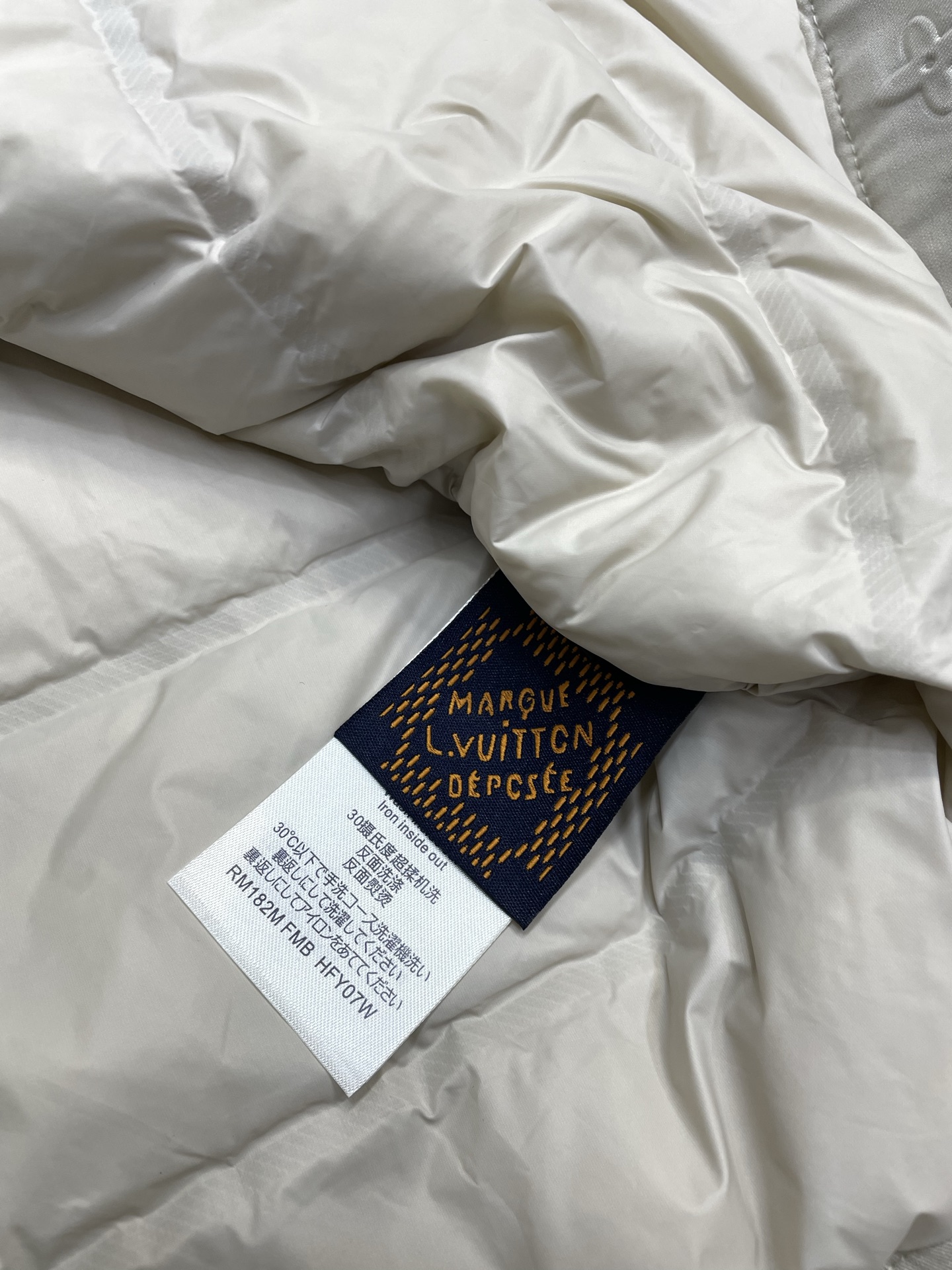 。羽绒服- Louis Vuitton路易威登💥独家专供新款翻领羽绒服。提花logo满印羽绒夹克。贸易公