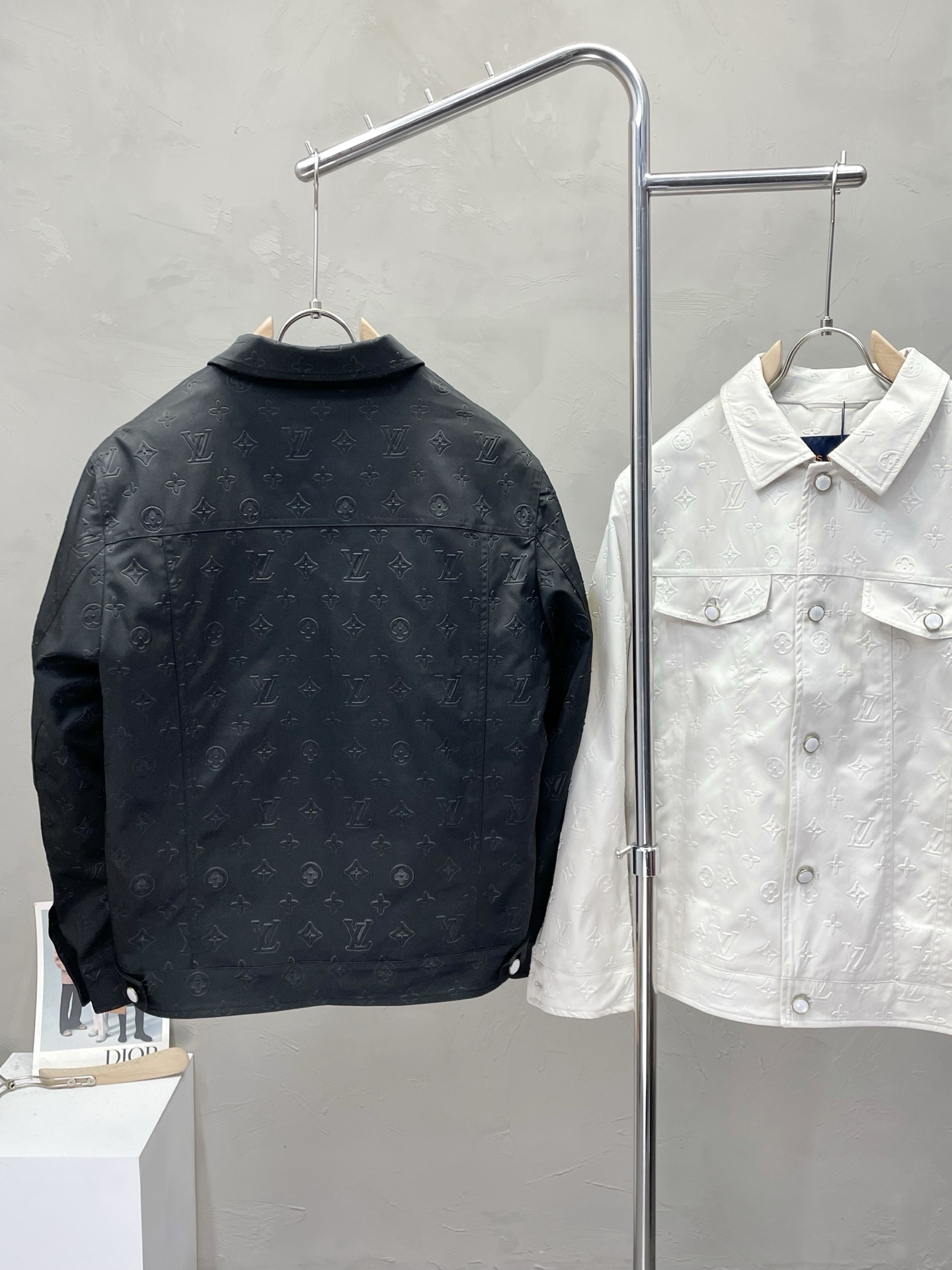 。羽绒服- Louis Vuitton路易威登💥独家专供新款翻领羽绒服。提花logo满印羽绒夹克。贸易公