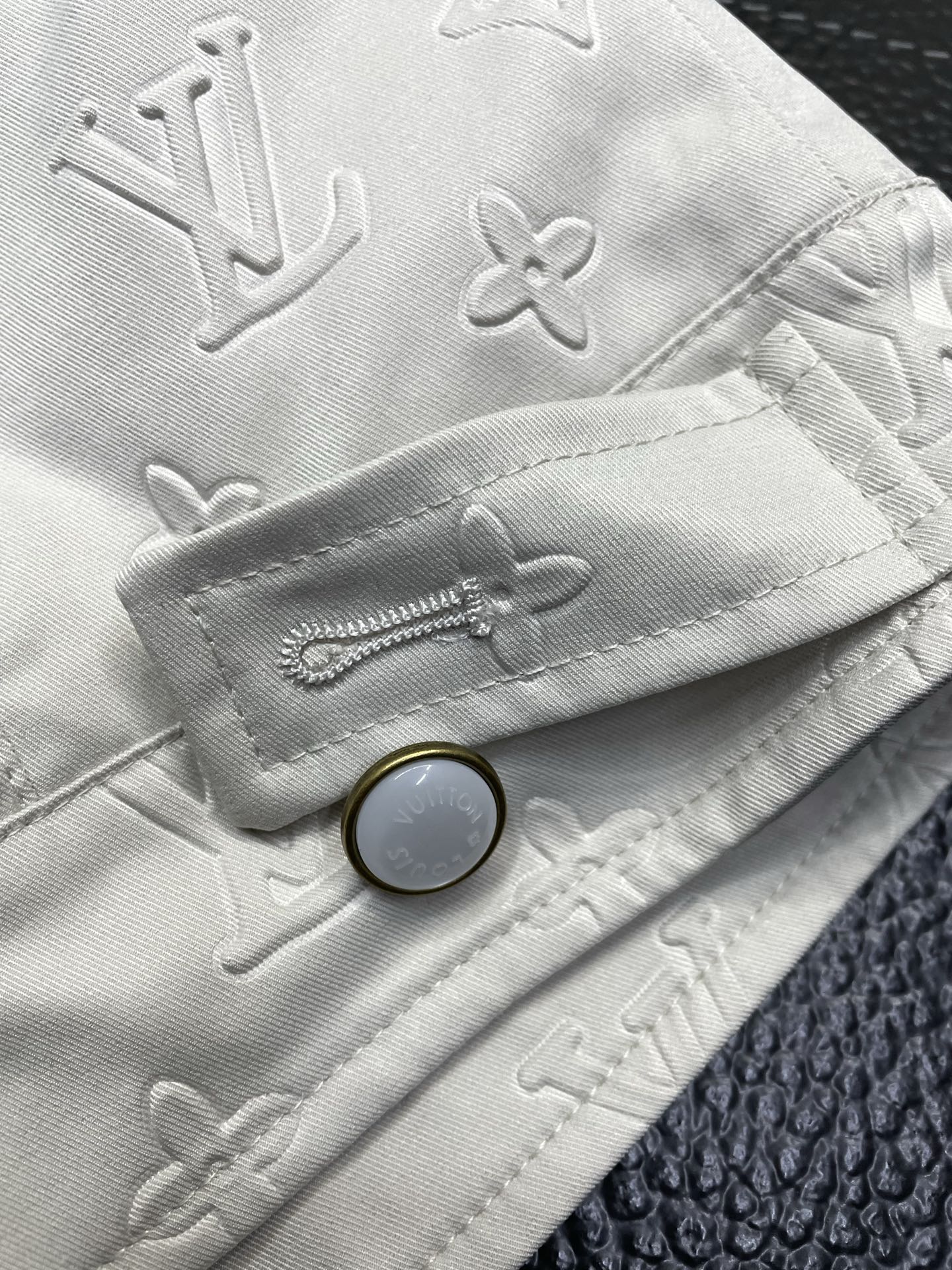 。羽绒服- Louis Vuitton路易威登💥独家专供新款翻领羽绒服。提花logo满印羽绒夹克。贸易公