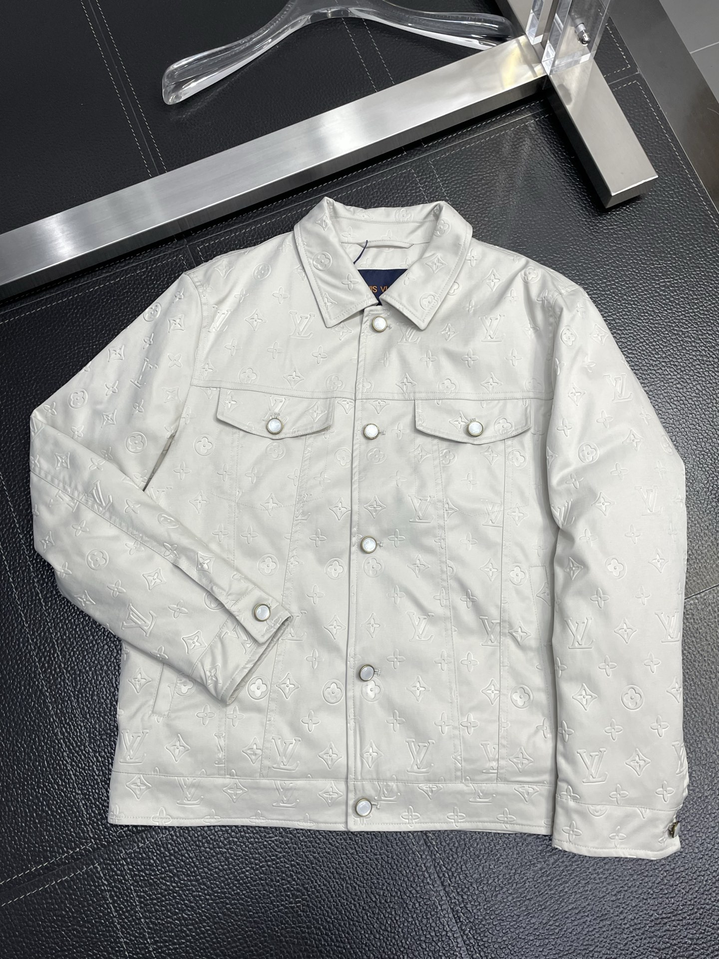 。羽绒服- Louis Vuitton路易威登💥独家专供新款翻领羽绒服。提花logo满印羽绒夹克。贸易公