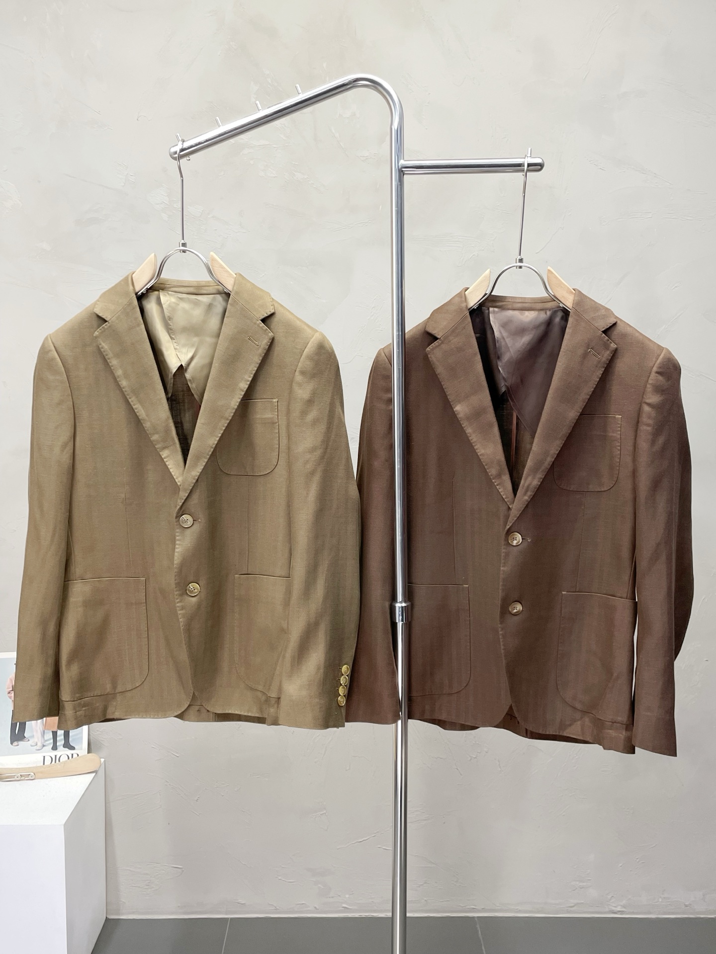 。lP🆕-Loro Piana诺悠翩雅💥独家专供新品时尚休闲西服。进口原版亚麻面料，柔软舒适，上身舒适透