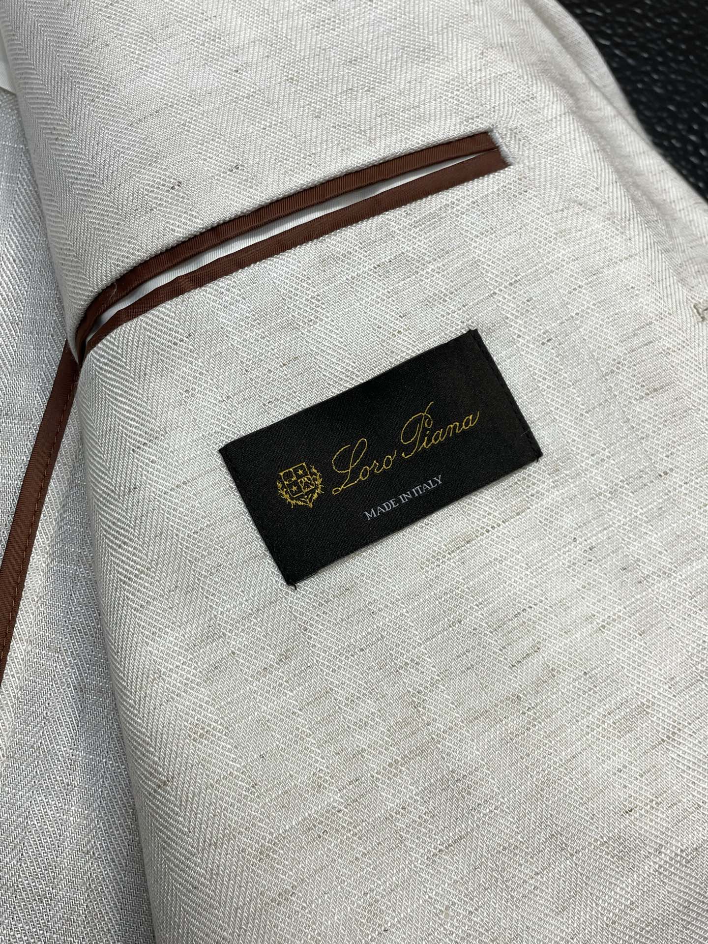 。lP🆕-Loro Piana诺悠翩雅💥独家专供新品时尚休闲西服。进口原版亚麻面料，柔软舒适，上身舒适透