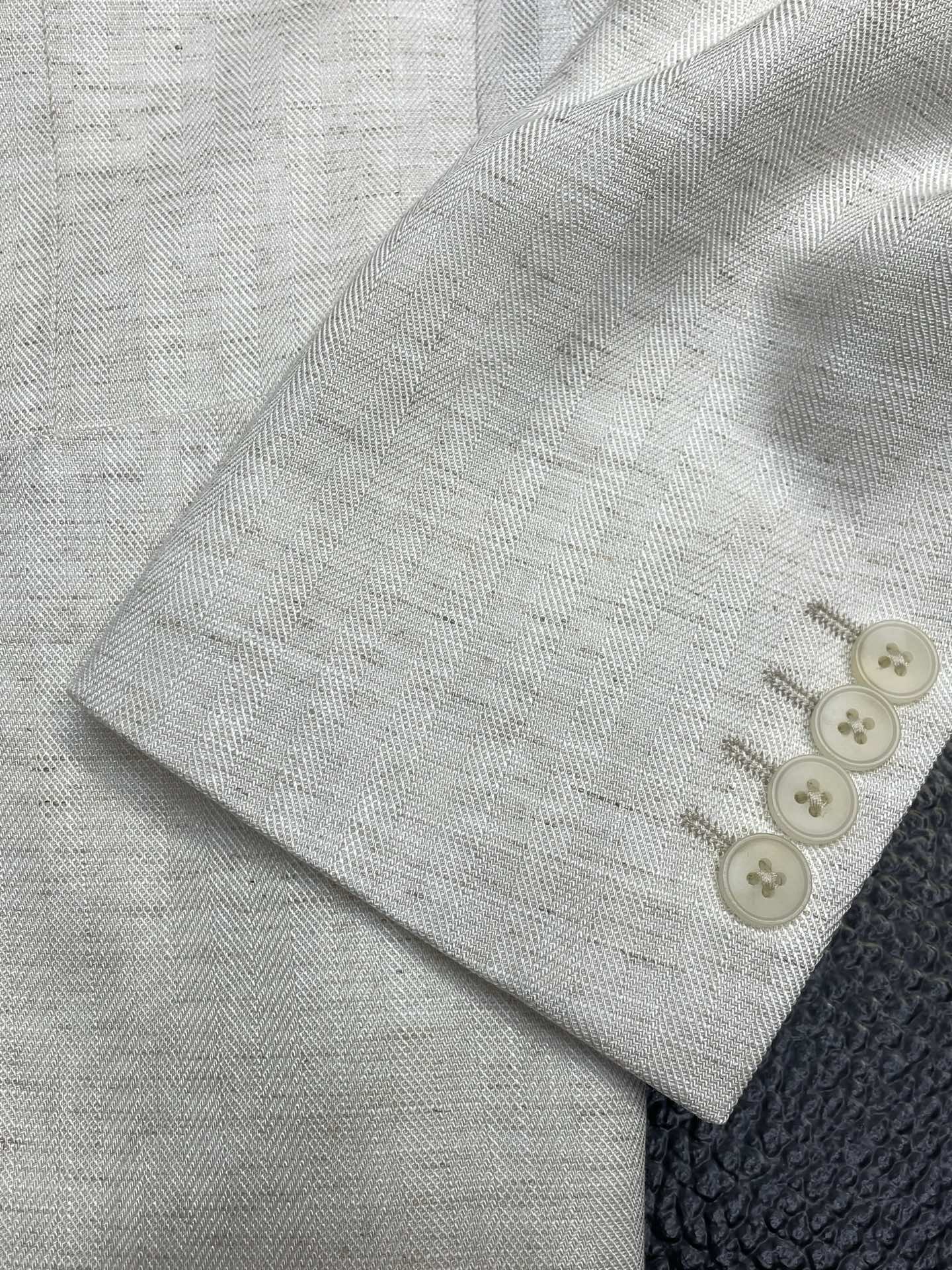 。lP🆕-Loro Piana诺悠翩雅💥独家专供新品时尚休闲西服。进口原版亚麻面料，柔软舒适，上身舒适透