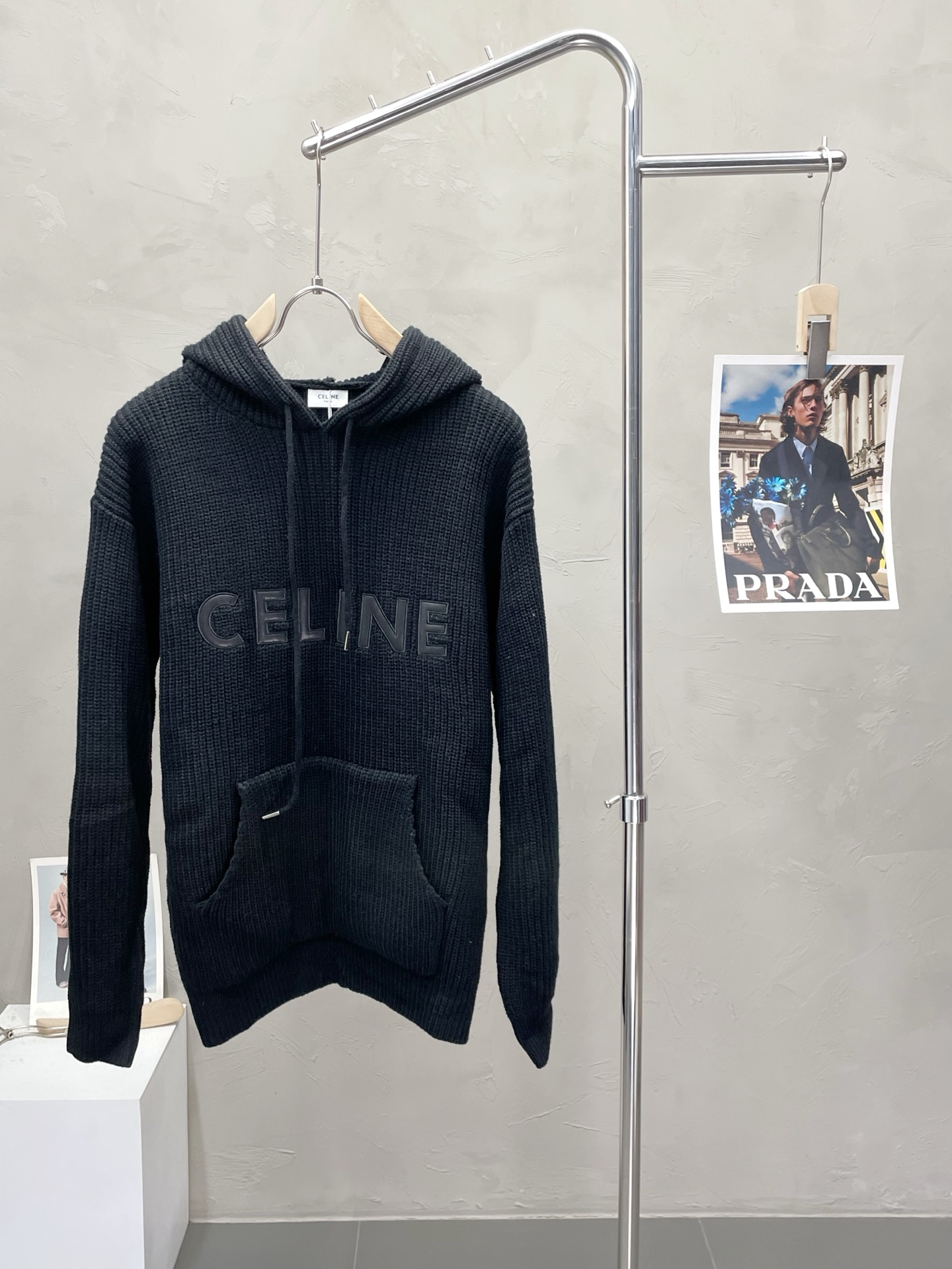 NO:539778,.CELINE exclusively offers the latest fashionable hooded sweaters. A jacket with a classic design and great appearance. It is even more difficult to pick and control. You can buy it directly. You can't get it wrong! Through the detailed pictures, you can feel its powerful aura, and the warm-concentration effect is significant, so you don’t have to worry about the chill at all! It is both fashionable and functional, and the whole style looks more luxurious and elegant! Size S-XL, celine, celine, jackets & coats, sweaters, hats, alexander wang19860909.CELINE赛琳独家专供最新时尚连帽毛衣 经典设计感与颜值爆棚的外套,品质更是无法挑剔品控可以直接入手,不容过错的高端臻品！通过细节图片便可感受到它强悍的气场,聚温保暖效果显著,完全不用担心会有一点寒意！时尚与功能性兼备,整款显得更加的奢华大气！ 尺码S-XL,,celine,celine,jackets & coats,sweaters,hats,alexander wang,Men's clothing