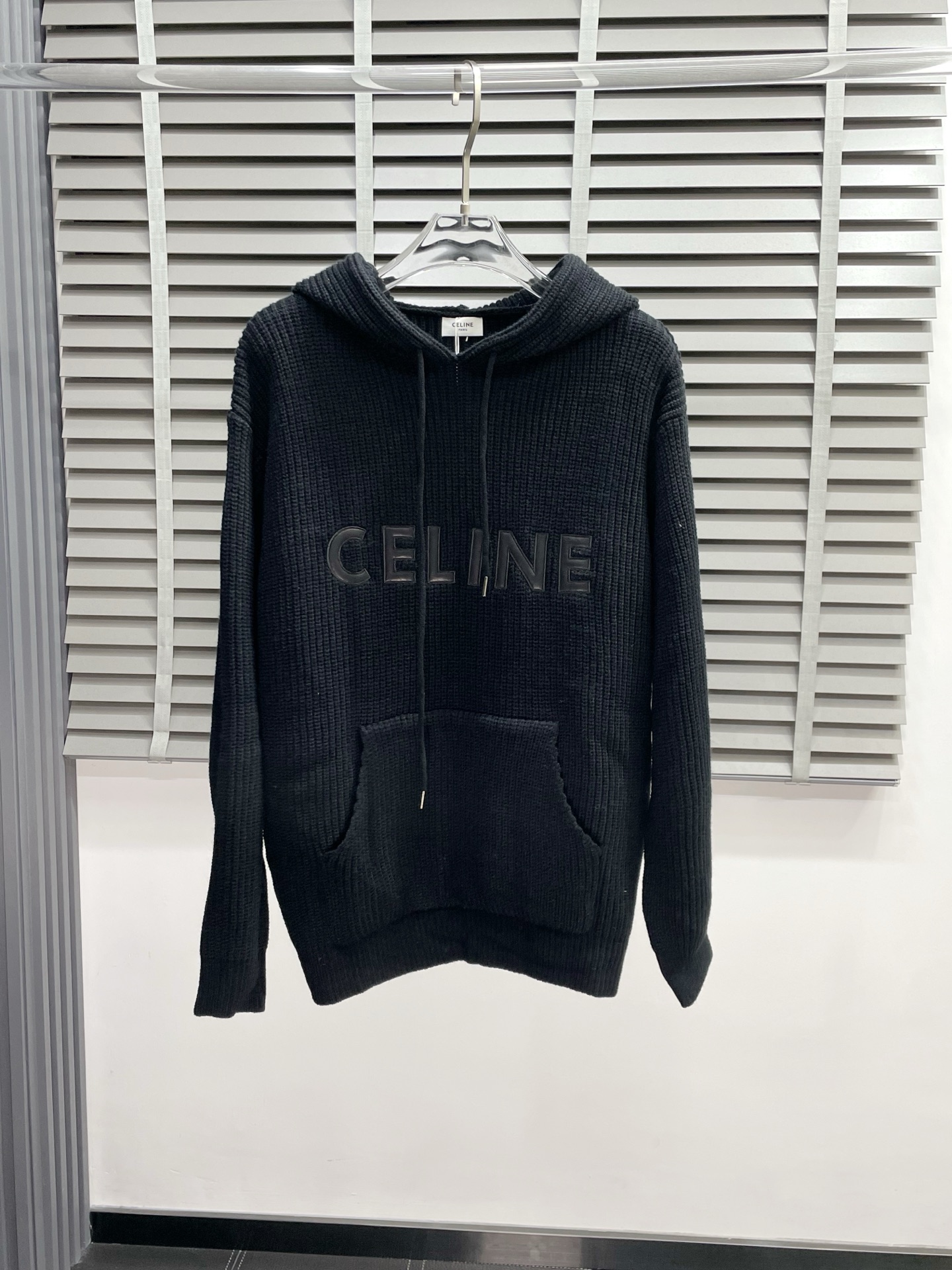 NO:540843,.CELINE exclusively offers the latest fashionable hooded sweaters. A jacket with a classic design and great appearance. It is even more difficult to pick and control. You can buy it directly. You can't get it wrong! Through the detailed pictures, you can feel its powerful aura, and the warm-concentration effect is significant, so you don’t have to worry about the chill at all! It is both fashionable and functional, and the whole style looks more luxurious and elegant! Size S-XL, celine, celine, jackets & coats, sweaters, hats, alexander wang19860909.CELINE赛琳独家专供最新时尚连帽毛衣 经典设计感与颜值爆棚的外套,品质更是无法挑剔品控可以直接入手,不容过错的高端臻品！通过细节图片便可感受到它强悍的气场,聚温保暖效果显著,完全不用担心会有一点寒意！时尚与功能性兼备,整款显得更加的奢华大气！ 尺码S-XL,,celine,celine,jackets & coats,sweaters,hats,alexander wang,Men's clothing