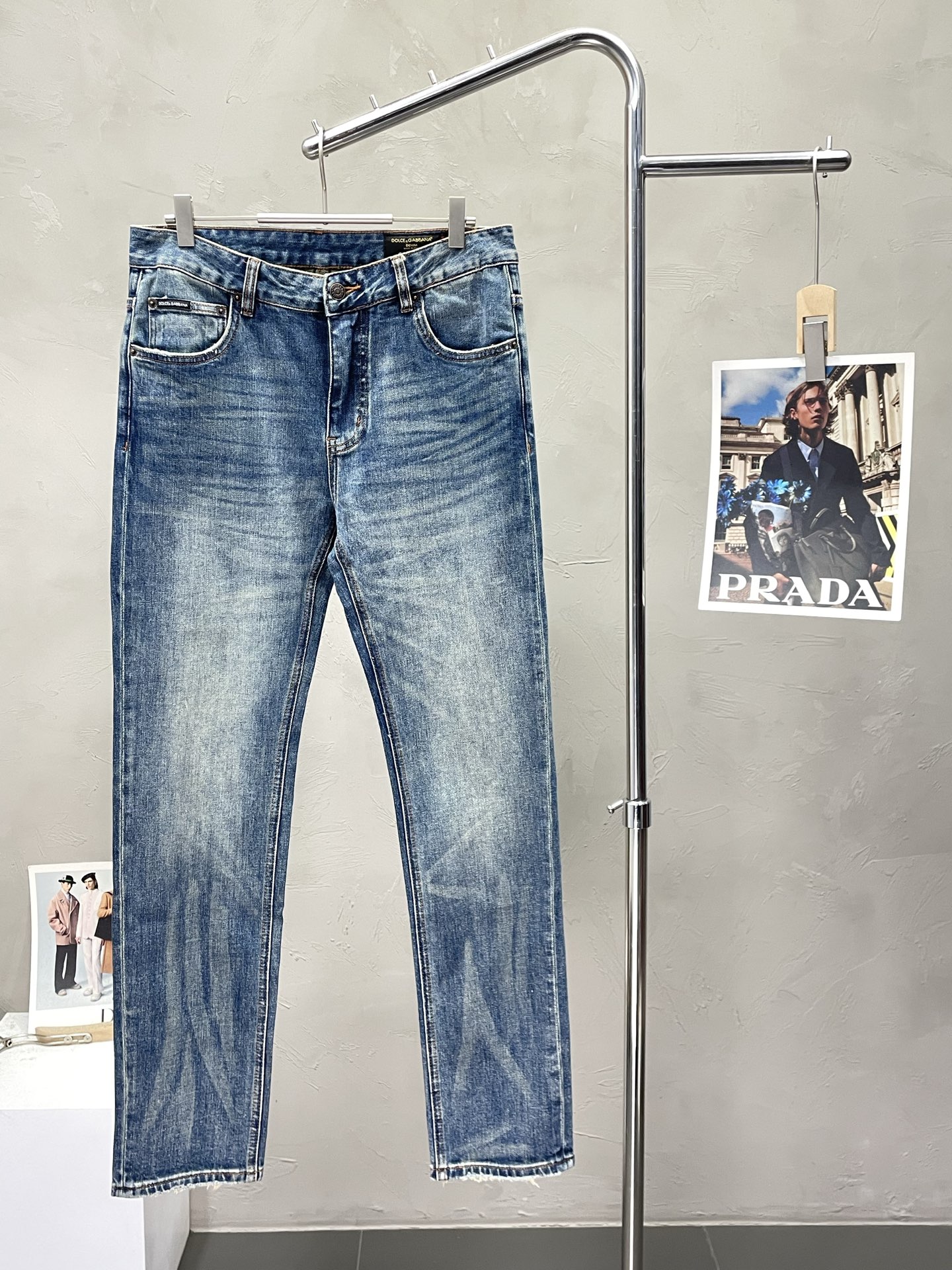 NO:539739,.Dolce & Gabbana exclusively offers new casual jeans high-end versions!  Customized fabrics for counters are breathable and comfortable, with impeccable details, and the brand element design concept reflects high quality. The feel is delicate and soft!  It is casually cut, with a great upper body style!  29-38, Dolce & Gabbana, Dolce & Gabbana, jeans, alexander wang19860909.Dolce&Gabbana杜嘉班纳独家专供新款休闲牛仔裤高端版本！专柜定制面料 透气舒适度高,细节无可挑剔,品牌元素设计理念,体现高品质.手感细腻柔软！呈现休闲裁剪,上身版型超赞！码数29-38,,Dolce&Gabbana,Dolce&Gabbana,jeans,alexander wang,Men's clothing