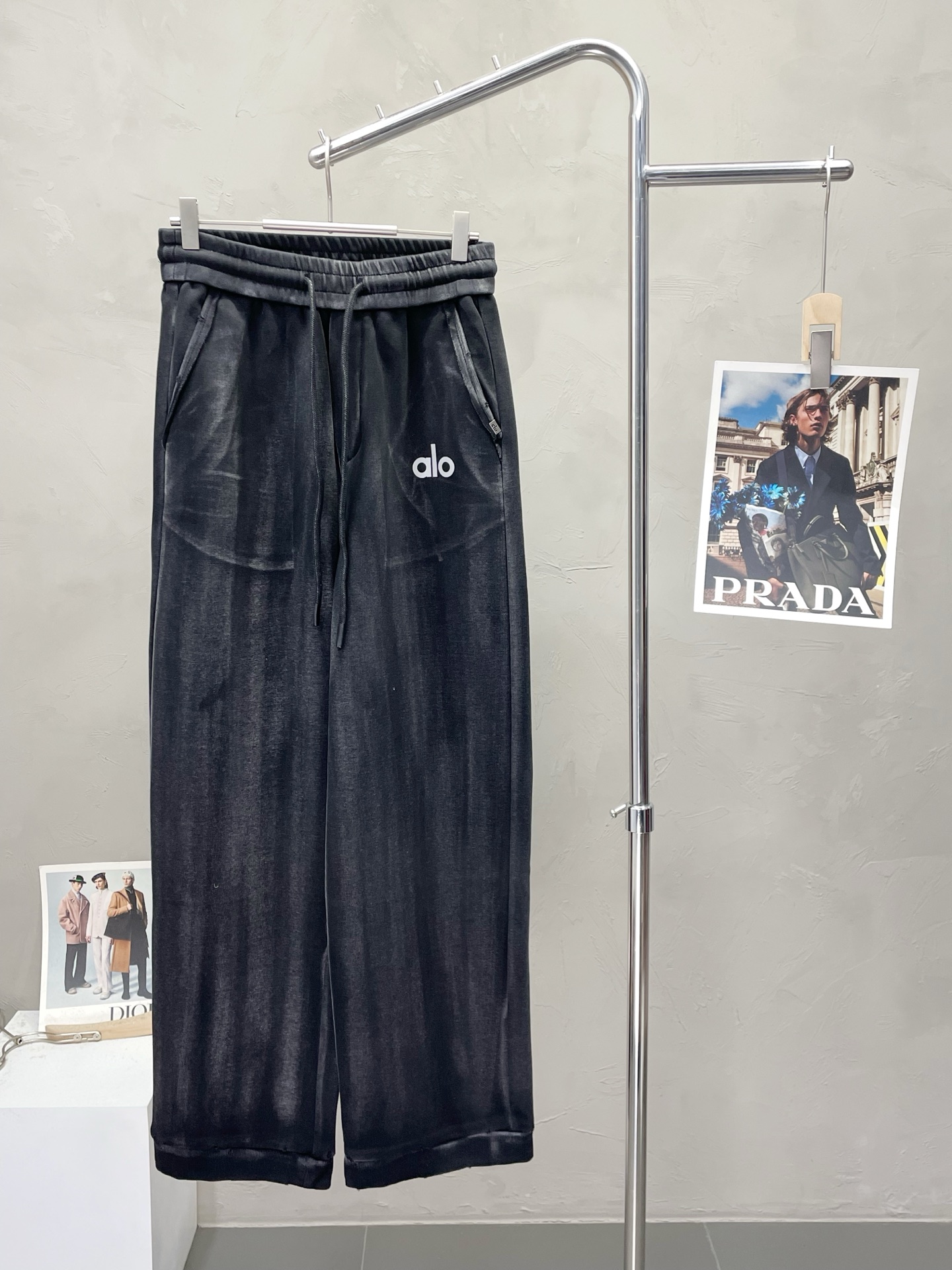 NO:539716,.ALO YOGA exclusively offers new casual sleeves, high-end version!  Customized fabrics for counters are breathable and comfortable, with impeccable details, and the brand element design concept reflects high quality. The feel is delicate and soft!  It is casually cut, with a great upper body style!  Code number M-2XL, alexander wang19860909.ALO YOGA独家专供新款休闲卫裤 高端版本！专柜定制面料 透气舒适度高,细节无可挑剔,品牌元素设计理念,体现高品质.手感细腻柔软！呈现休闲裁剪,上身版型超赞！码数M-2XL,,alexander wang,Men's clothing