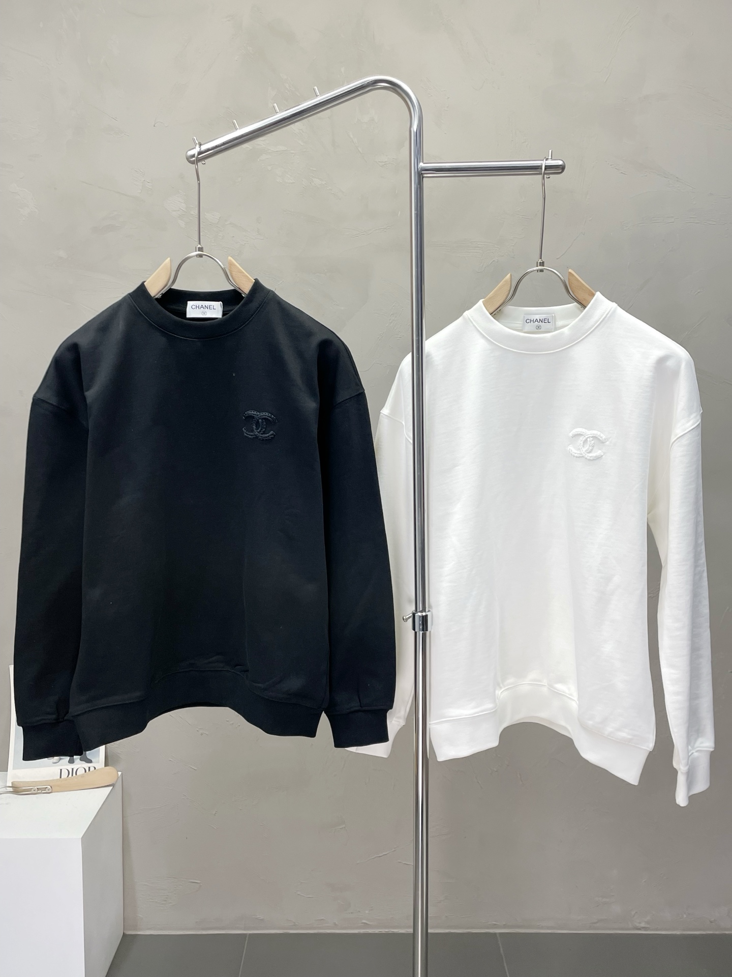 NO:539740,.CHANEL Chanel exclusively offers new autumn and winter original single men's casual pullover sweatshirts. High-end customization. High-end version. Fashionable and versatile and popular original imported fabric. Necklace hem. Logo pattern design. Super soft and delicate touch. Skin-friendly and comfortable to wear. High-end boutique. OEM is very good. Men's must-have items. Complete three standards. Size S-2XL, chanel, chanel, hoodie, sweatshirts, alexander wang.19860909.CHANEL香奈儿独家专供秋冬新款原单男士休闲套头卫衣 高端定制 高版本 时尚百搭爆款原版进口面料 领口衣摆 logo图案设计 手感超柔软细腻 穿着亲肤舒适 高端精品 代工厂精细做上身非常赞 男士必备单品 三标齐全 尺码S-2XL,,chanel,chanel,hoodie,sweatshirts,alexander wang,Men's clothing