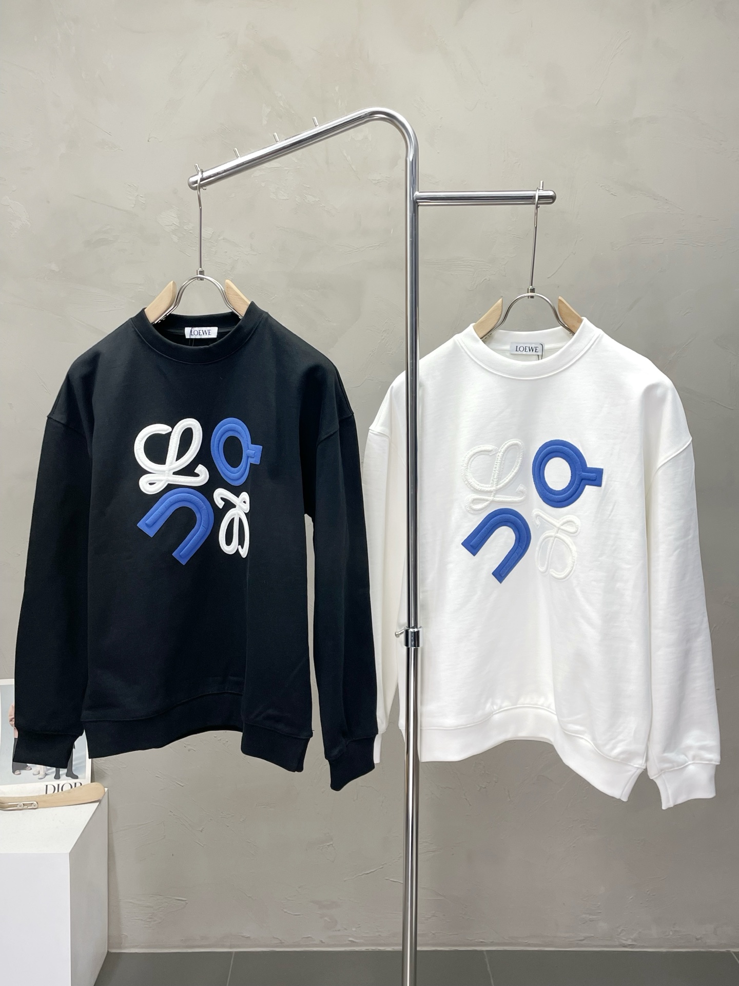 NO:539747,.LOEWE exclusively specializes in autumn and winter new style original single men's casual pullover sweatshirts. High-end customization. High-end version. Fashionable and versatile and popular original imported fabric. Necklace hem. Logo pattern design. Super soft and delicate touch. Skin-friendly and comfortable to wear. High-end boutique. OEM is very good. Men's must-have items. Three standards are complete. Size S-2XL,,loewe,loewe,hoodie,sweatshirts,alexander wang.19860909.LOEWE罗意威独家专供秋冬新款原单男士休闲套头卫衣 高端定制 高版本 时尚百搭爆款原版进口面料 领口衣摆 logo图案设计 手感超柔软细腻 穿着亲肤舒适 高端精品 代工厂精细做上身非常赞 男士必备单品 三标齐全 尺码S-2XL,,loewe,loewe,hoodie,sweatshirts,alexander wang,Men's clothing