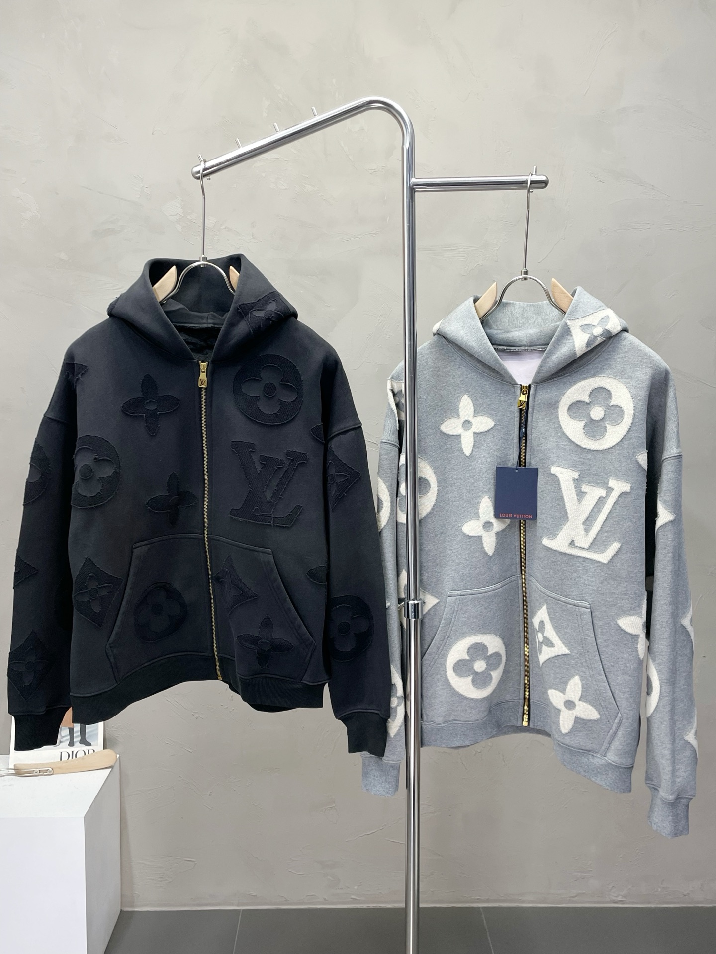 NO:539788,.Louis Vuitton exclusively offers the latest fashionable hooded jackets, plush plush thickened, classic design and superb appearance, the quality is even more unscrupulous, high-end products that cannot be picked and controlled, and you can buy them directly. Through the detailed pictures, you can feel its powerful aura, and the warm-concentration effect is significant, so you don’t have to worry about the chill at all! It is both fashionable and functional, and the whole style looks more luxurious and elegant! Size S-L, louis vuitton,louis vuitton,jackets & coats,hats,alexander wang19860909.Louis Vuitton路易威登独家专供最新时尚连帽外套 加绒加厚 经典设计感与颜值爆棚的外套,品质更是无法挑剔品控可以直接入手,不容过错的高端臻品！通过细节图片便可感受到它强悍的气场,聚温保暖效果显著,完全不用担心会有一点寒意！时尚与功能性兼备,整款显得更加的奢华大气！ 尺码S-L,,louis vuitton,louis vuitton,jackets & coats,hats,alexander wang,Men's clothing