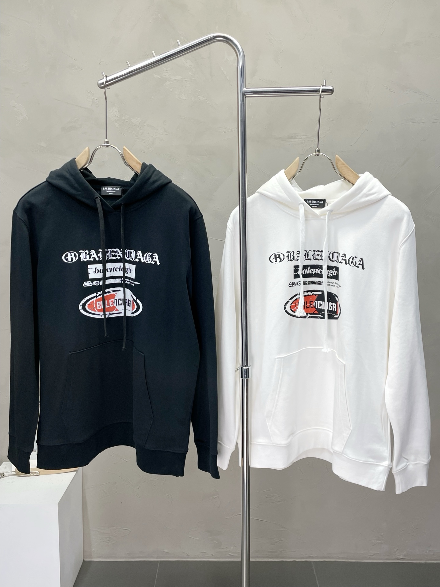 NO:540834,.Balenciaga Balenciaga exclusively offers new autumn and winter original single men's casual hooded sweatshirts. High-end customization. High-end version. Fashionable and versatile and popular original imported fabric. Necklace hem. Logo pattern design. Super soft and delicate touch. Skin-friendly and comfortable to wear. High-end boutique. OEM is very good for fine production. Men's essential items. Complete three standards. Size M-2XL,,balenciaga,balenciaga,hoodie,sweatshirts,hats,alexander wang.19860909.Balenciaga巴黎世家独家专供秋冬新款原单男士休闲连帽卫衣 高端定制 高版本 时尚百搭爆款原版进口面料 领口衣摆 logo图案设计 手感超柔软细腻 穿着亲肤舒适 高端精品 代工厂精细做上身非常赞 男士必备单品 三标齐全 尺码M-2XL,,balenciaga,balenciaga,hoodie,sweatshirts,hats,alexander wang,Men's clothing