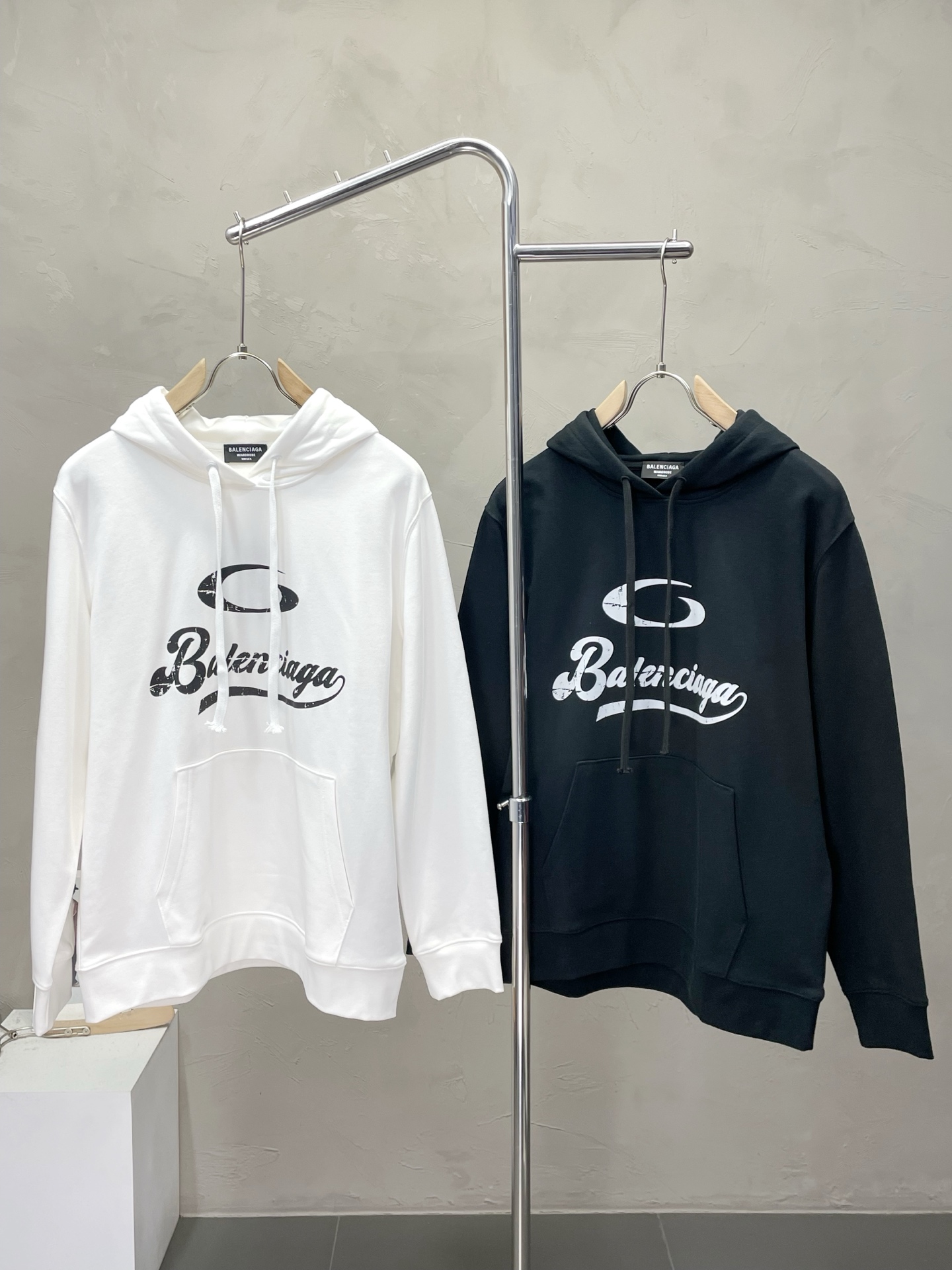 NO:540811,.Balenciaga Balenciaga exclusively offers new autumn and winter original single men's casual hooded sweatshirts. High-end customization. High-end version. Fashionable and versatile and popular original imported fabric. Necklace hem. Logo pattern design. Super soft and delicate touch. Skin-friendly and comfortable to wear. High-end boutique. OEM is very good for fine production. Men's essential items. Complete three standards. Size M-2XL,,balenciaga,balenciaga,hoodie,sweatshirts,hats,alexander wang.19860909.Balenciaga巴黎世家独家专供秋冬新款原单男士休闲连帽卫衣 高端定制 高版本 时尚百搭爆款原版进口面料 领口衣摆 logo图案设计 手感超柔软细腻 穿着亲肤舒适 高端精品 代工厂精细做上身非常赞 男士必备单品 三标齐全 尺码M-2XL,,balenciaga,balenciaga,hoodie,sweatshirts,hats,alexander wang,Men's clothing