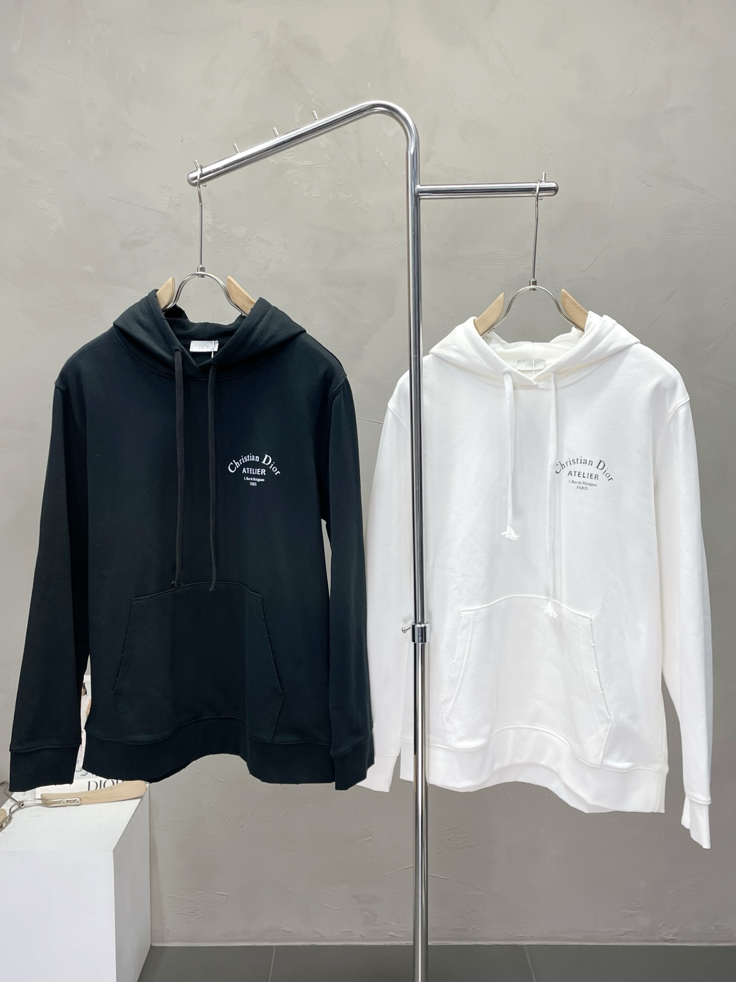 NO:540820,.Dior exclusively offers new autumn and winter original single men's casual hooded sweatshirts. High-end customization. High-end version. Fashionable and versatile and popular original imported fabric. Necklace hem. Logo pattern design. Super soft and delicate touch. Skin-friendly and comfortable to wear. High-end boutique. OEM is very good. Men's must-have items. Three standards are complete. Size M-2XL,,dior,dior,hoodie,sweatshirts,hats,alexander wang.19860909.Dior迪奥独家专供秋冬新款原单男士休闲连帽卫衣 高端定制 高版本 时尚百搭爆款原版进口面料 领口衣摆 logo图案设计 手感超柔软细腻 穿着亲肤舒适 高端精品 代工厂精细做上身非常赞 男士必备单品 三标齐全 尺码M-2XL,,dior,dior,hoodie,sweatshirts,hats,alexander wang,Men's clothing