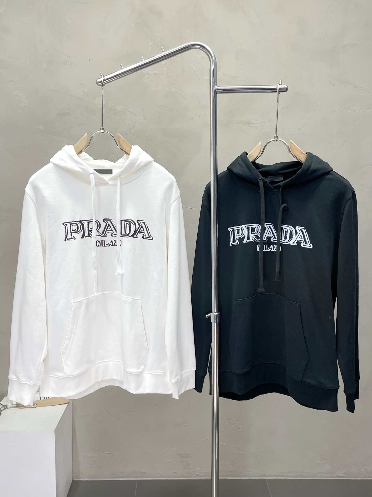 NO:539760,.Prada exclusively offers new autumn and winter original single men's casual hooded sweatshirts. High-end customization. High-end version. Fashionable and versatile and popular original imported fabric. Necklace hem. Logo pattern design. Super soft and delicate touch. Skin-friendly and comfortable to wear. High-end boutique. OEM is very good. The finest upper body is made in the factory. Men's must-have items. Complete three standards. Size M-2XL,,prada,prada,hoodie,sweatshirts,hats,alexander wang.19860909.Prada普拉达独家专供秋冬新款原单男士休闲连帽卫衣 高端定制 高版本 时尚百搭爆款原版进口面料 领口衣摆 logo图案设计 手感超柔软细腻 穿着亲肤舒适 高端精品 代工厂精细做上身非常赞 男士必备单品 三标齐全 尺码M-2XL,,prada,prada,hoodie,sweatshirts,hats,alexander wang,Men's clothing