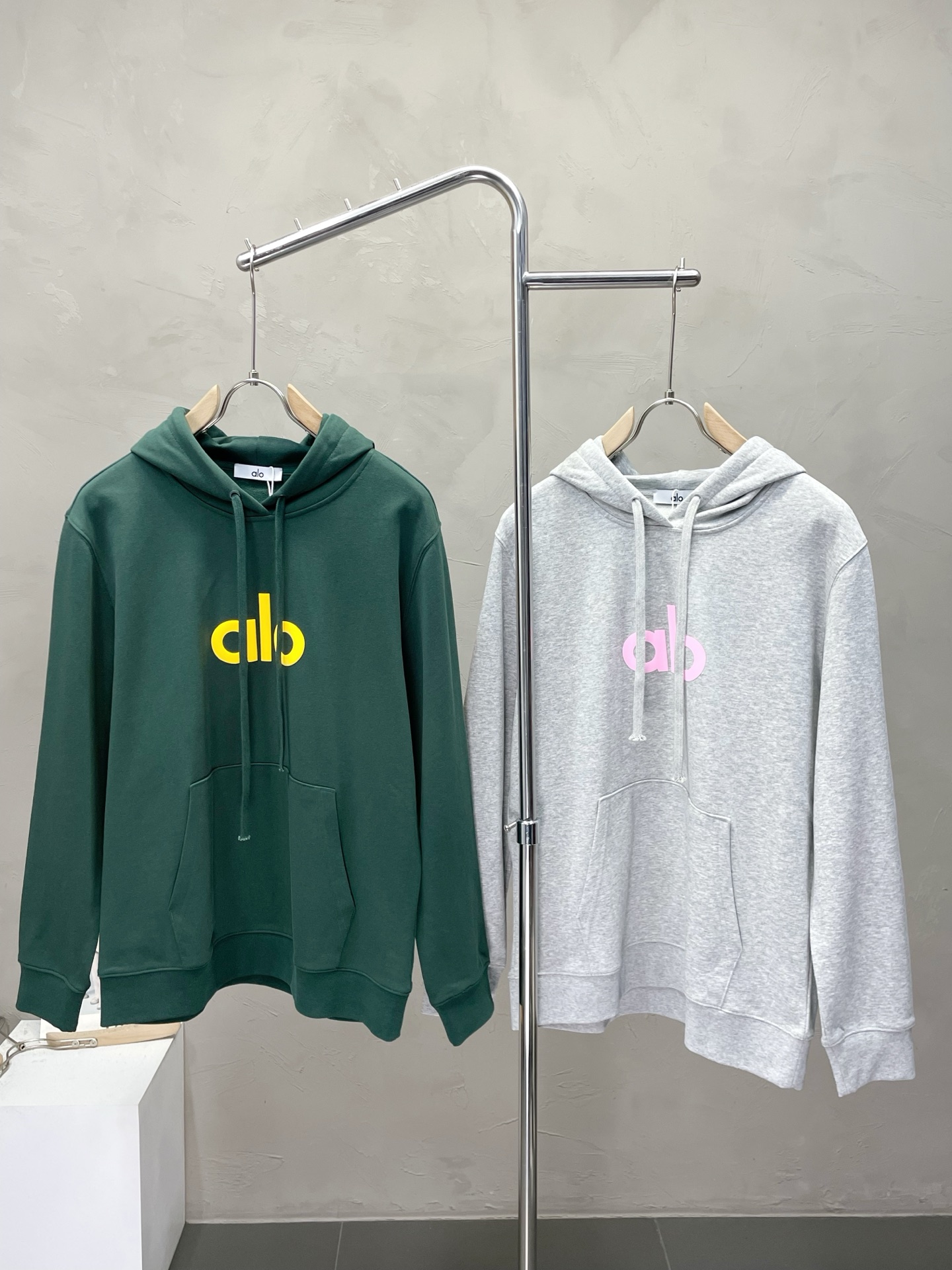 NO:540835,.ALO YOGA exclusively offers new autumn and winter original single men's casual hooded sweatshirts. High-end customization. High-end version. Fashionable and versatile and popular original imported fabric. Necklace hem. Logo pattern design. Super soft and delicate touch. Skin-friendly and comfortable to wear. High-end boutique. OEM is very good for fine production. Men's essential items. Complete three standards. Size M-2XL, hoodie, sweatshirts, hats, alexander wang.19860909.ALO YOGA独家专供秋冬新款原单男士休闲连帽卫衣 高端定制 高版本 时尚百搭爆款原版进口面料 领口衣摆 logo图案设计 手感超柔软细腻 穿着亲肤舒适 高端精品 代工厂精细做上身非常赞 男士必备单品 三标齐全 尺码M-2XL,,hoodie,sweatshirts,hats,alexander wang,Men's clothing