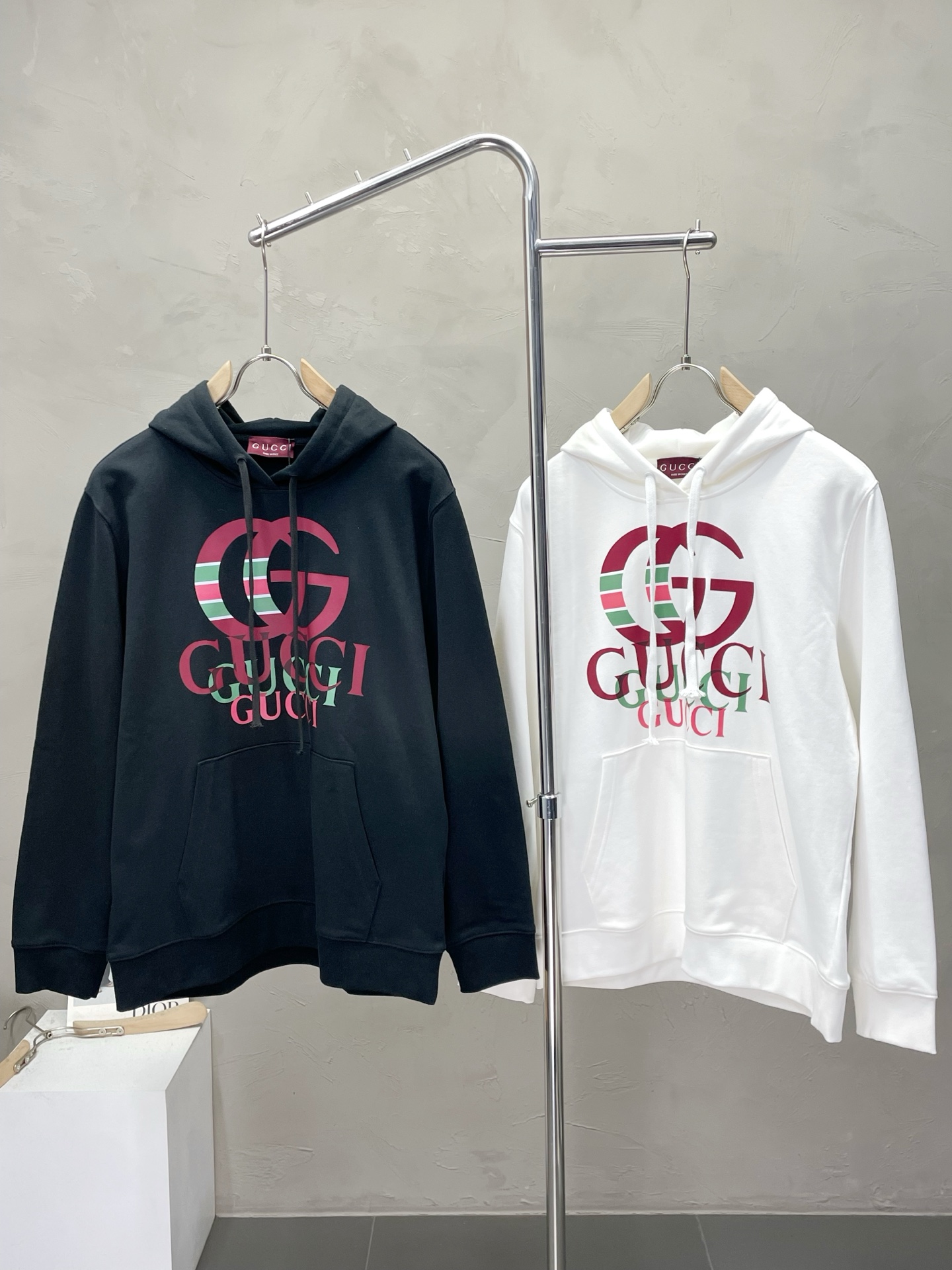 NO:539756,.Gucci exclusively offers new autumn and winter original single men's casual hooded sweatshirts. High-end customization. High-end version. Fashionable and versatile and popular original imported fabric. Necklace hem. Logo pattern design. Super soft and delicate touch. Skin-friendly and comfortable to wear. High-end boutique. OEM is very good. Men's essential items. Three standards are complete. Size M-2XL,,gucci,gucci,hoodie, sweatshirts,hats,alexander wang.19860909.Gucci古驰独家专供秋冬新款原单男士休闲连帽卫衣 高端定制 高版本 时尚百搭爆款原版进口面料 领口衣摆 logo图案设计 手感超柔软细腻 穿着亲肤舒适 高端精品 代工厂精细做上身非常赞 男士必备单品 三标齐全 尺码M-2XL,,gucci,gucci,hoodie,sweatshirts,hats,alexander wang,Men's clothing
