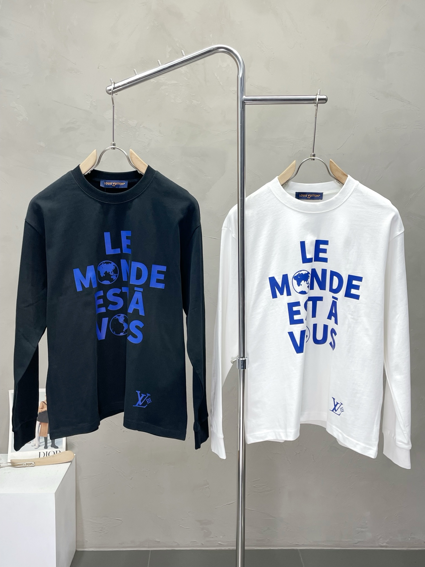 NO:539749,.Louis Vuitton exclusively offers new autumn and winter styles for men's casual long sleeves, high-end customization, high-end version, fashionable and versatile, hot original imported fabric, neckline hem, logo pattern design, super soft and delicate, skin-friendly and comfortable to wear, high-end boutique, OEM fine-made, very good for men's essential items, complete three standards, sizes S-3XL,,louis vuitton,louis vuitton,alexander wang19860909.Louis Vuitton路易威登独家专供秋冬新款原单男士休闲长袖 高端定制 高版本 时尚百搭爆款原版进口面料 领口衣摆 logo图案设计 手感超柔软细腻 穿着亲肤舒适 高端精品 代工厂精细做上身非常赞 男士必备单品 三标齐全 尺码S-3XL,,louis vuitton,louis vuitton,alexander wang,Men's clothing