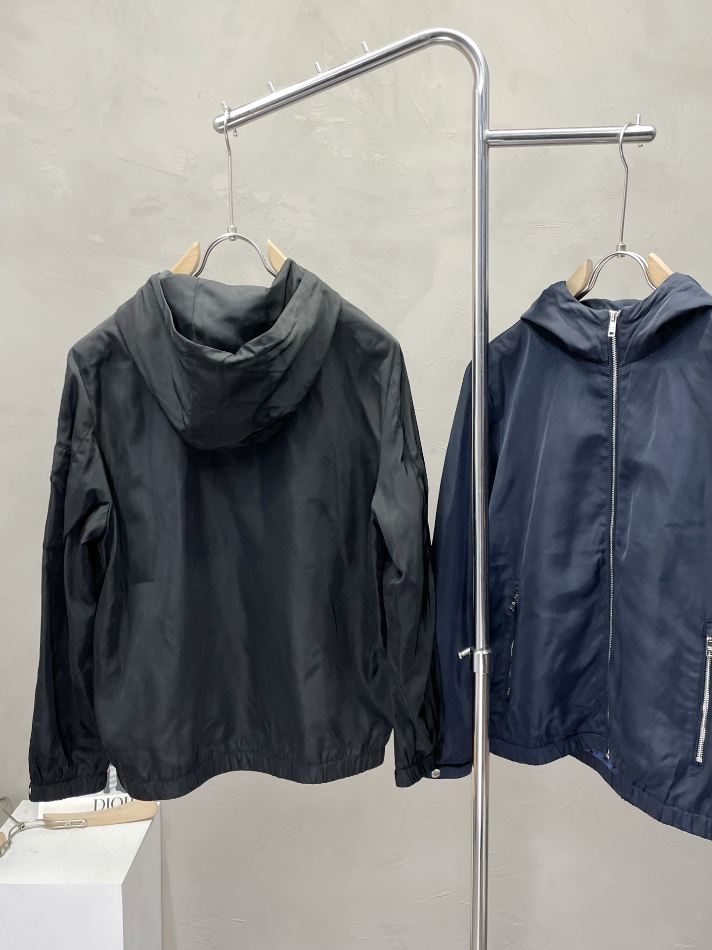 。Prada普拉达💥独家专供最新时尚夹克 经典设计感与颜值爆棚的外套，品质更是无法挑剔品控可以直接入手，