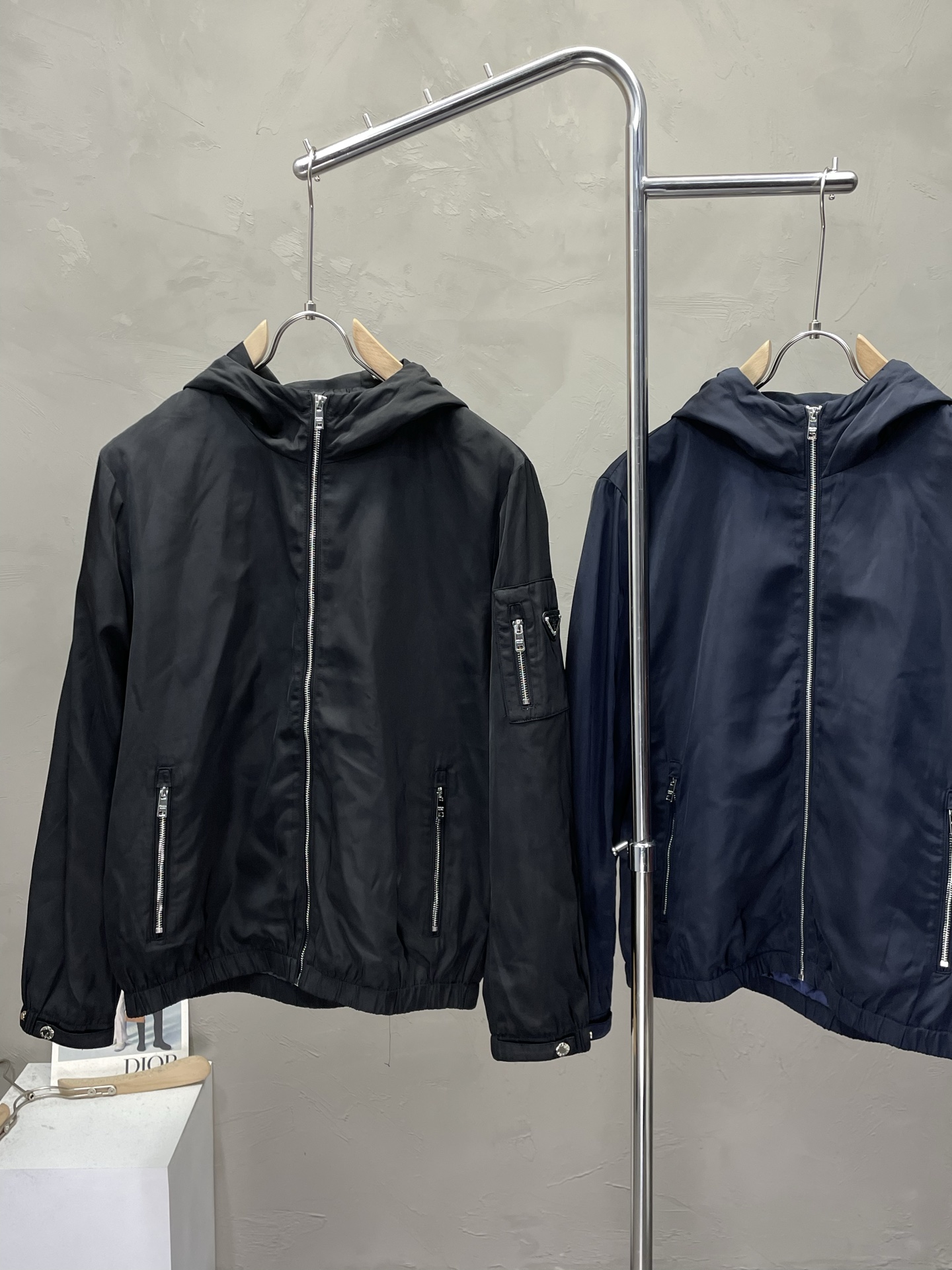 。Prada普拉达💥独家专供最新时尚夹克 经典设计感与颜值爆棚的外套，品质更是无法挑剔品控可以直接入手，