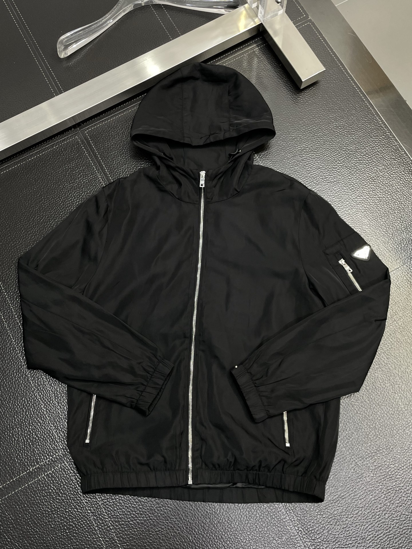 。Prada普拉达💥独家专供最新时尚夹克 经典设计感与颜值爆棚的外套，品质更是无法挑剔品控可以直接入手，